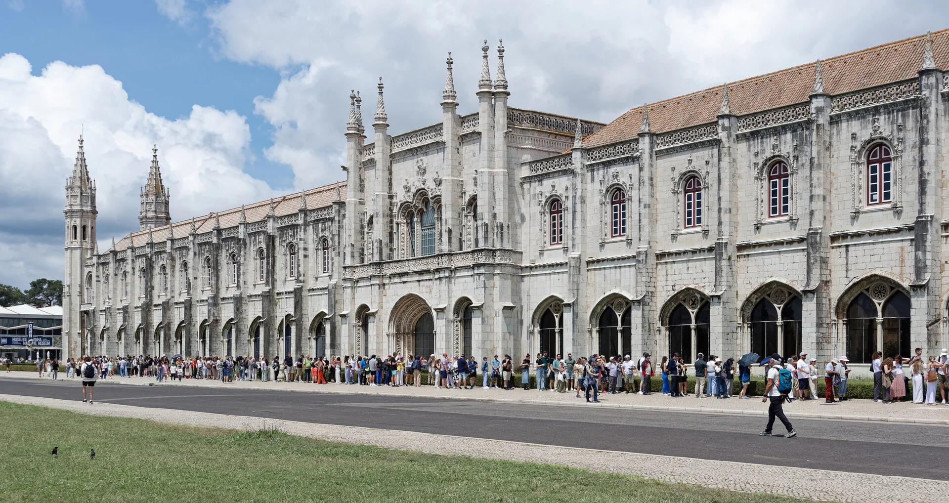Monasterio de los Jeronimos en Belem con su ornamentada arquitectura manuelina y jardines
