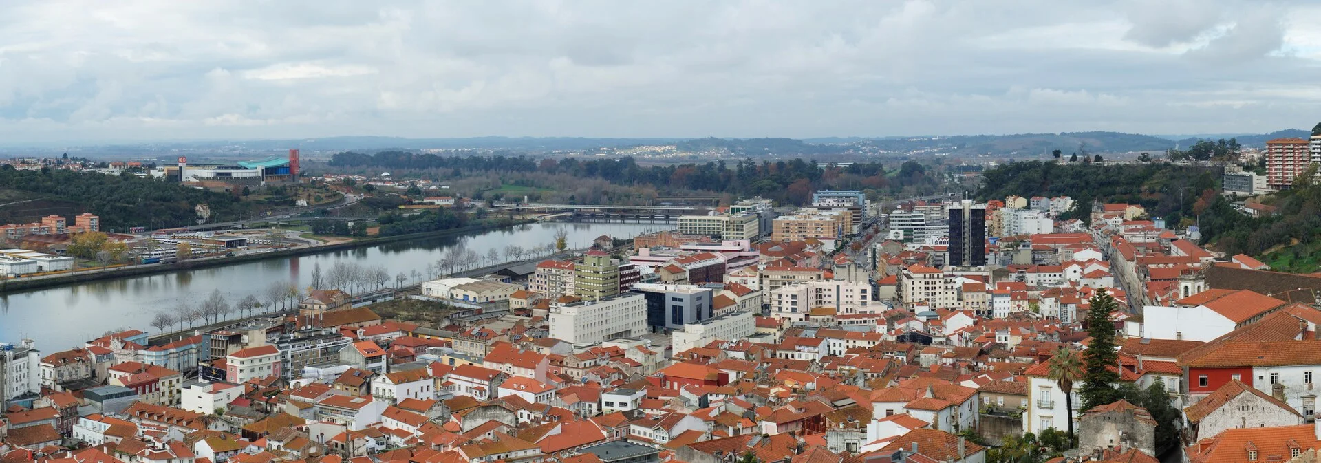 Vista panoramica de Coimbra con la torre de la Universidad y edificios historicos junto al rio Mondego