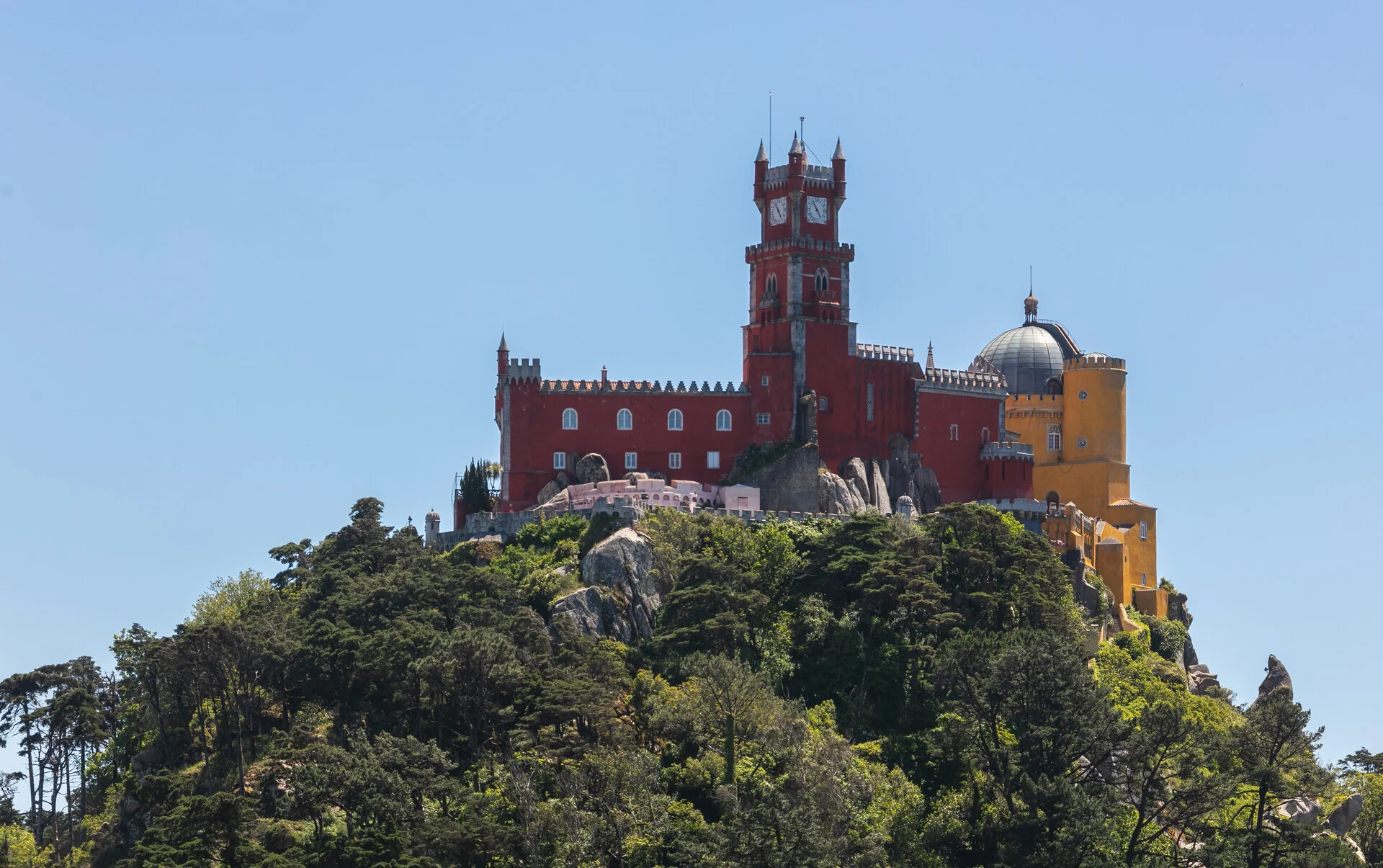 El colorido Palacio da Pena en Sintra en lo alto de una colina rodeado de bosque frondoso