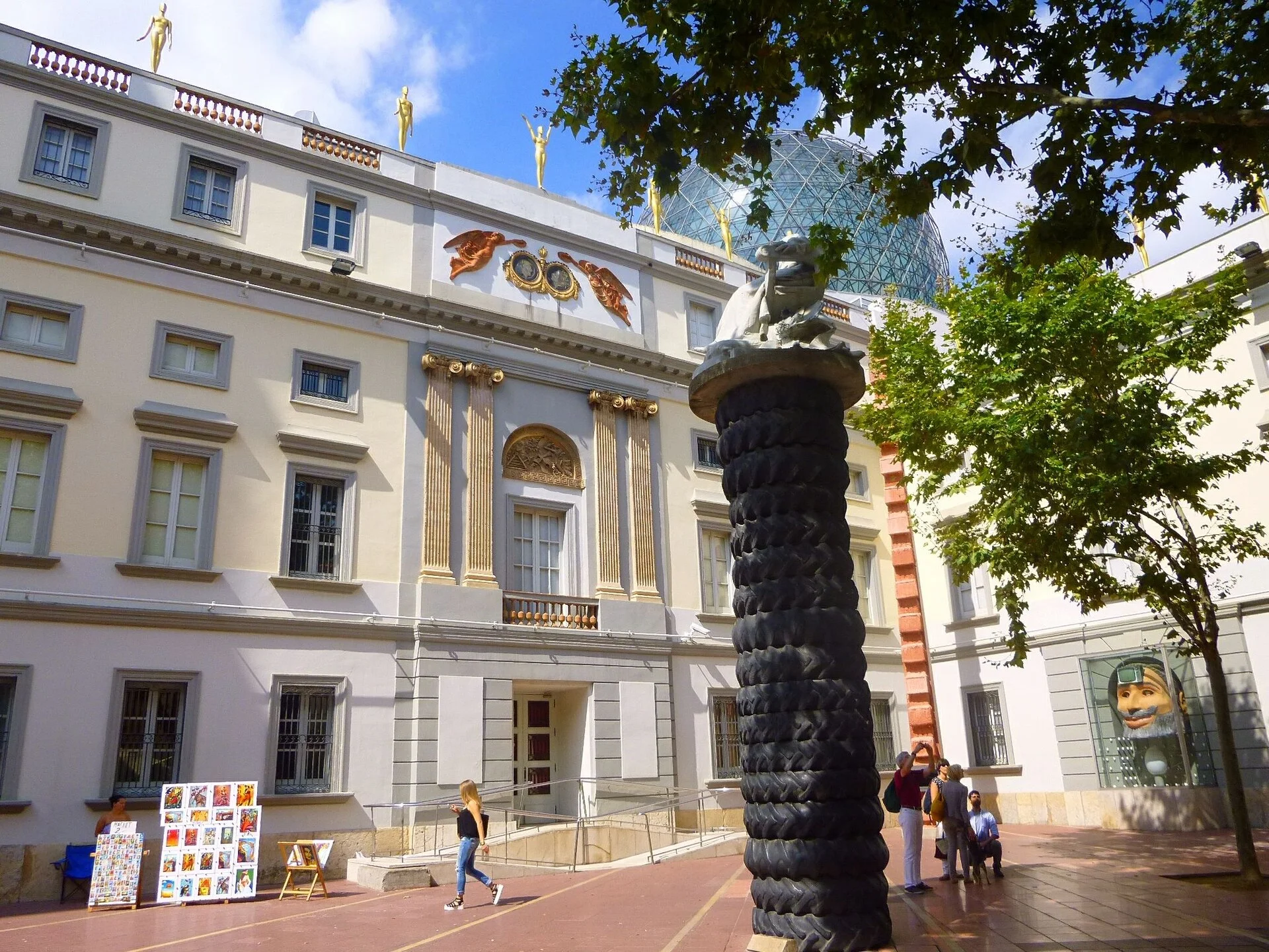 Fassade des Dalí-Theater-Museums in Figueres mit geodätischer Kuppel und Eier-Skulpturen
