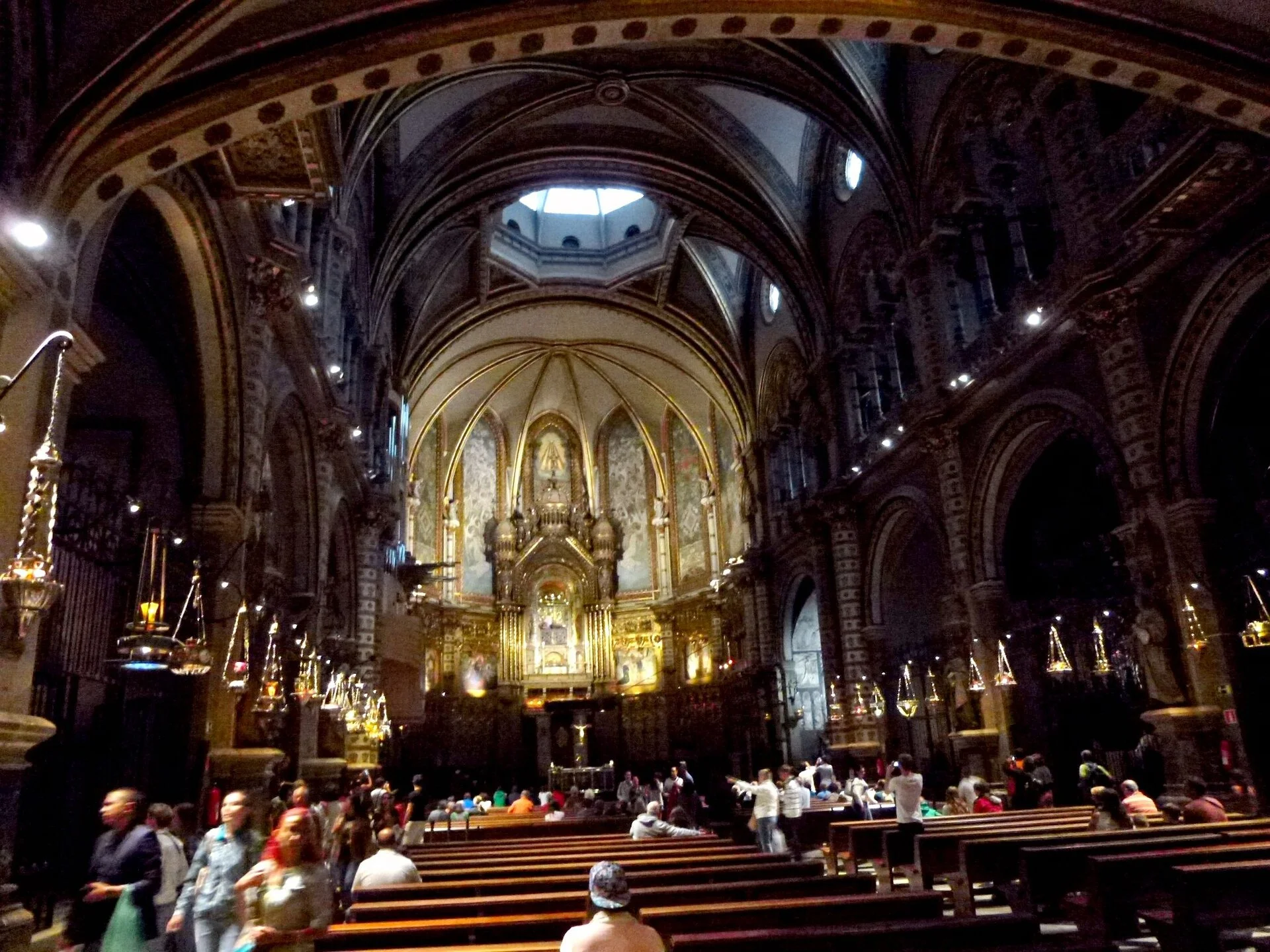 Innenraum der Basilika von Montserrat mit der goldenen Apsis über dem Schrein der Schwarzen Madonna