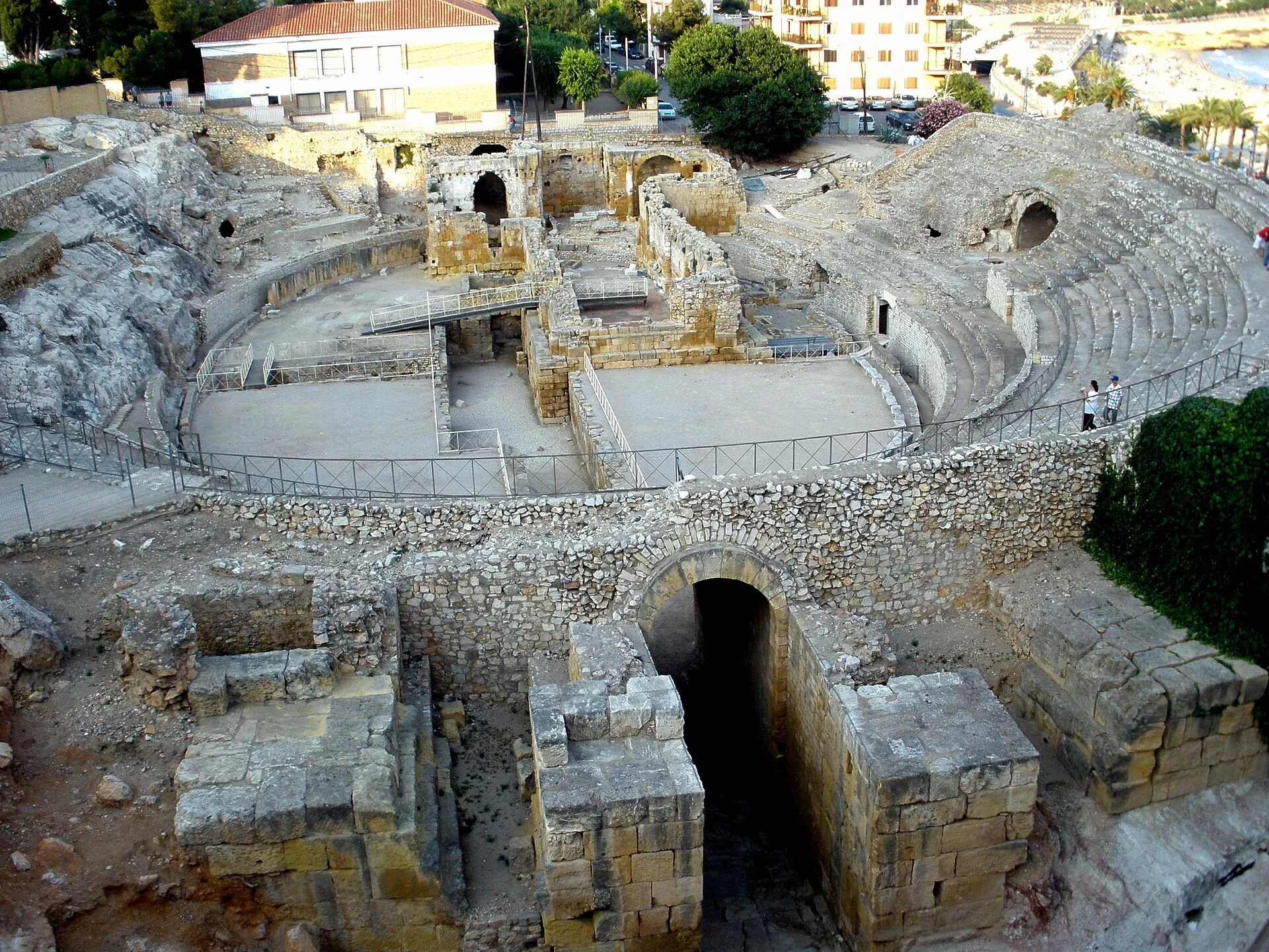 Römisches Amphitheater von Tarragona von der Stadtmauer aus gesehen, südlich von Barcelona