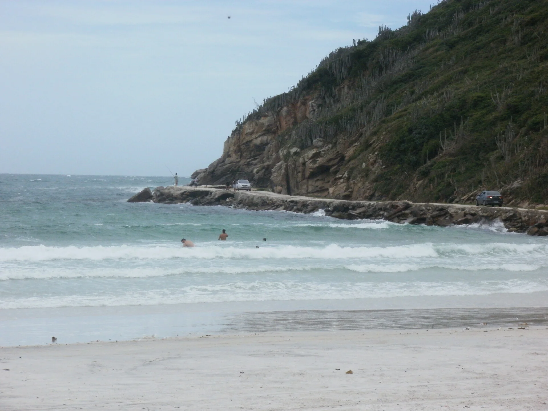 Água cristalina turquesa e praia de areia branca em Arraial do Cabo, o Caribe brasileiro