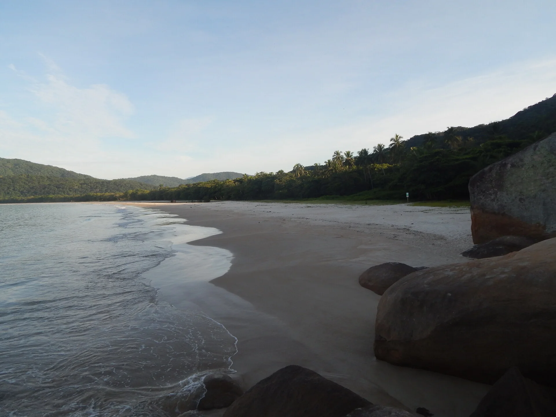 Praias tropicais e montanhas verdes exuberantes de Ilha Grande perto do Rio de Janeiro