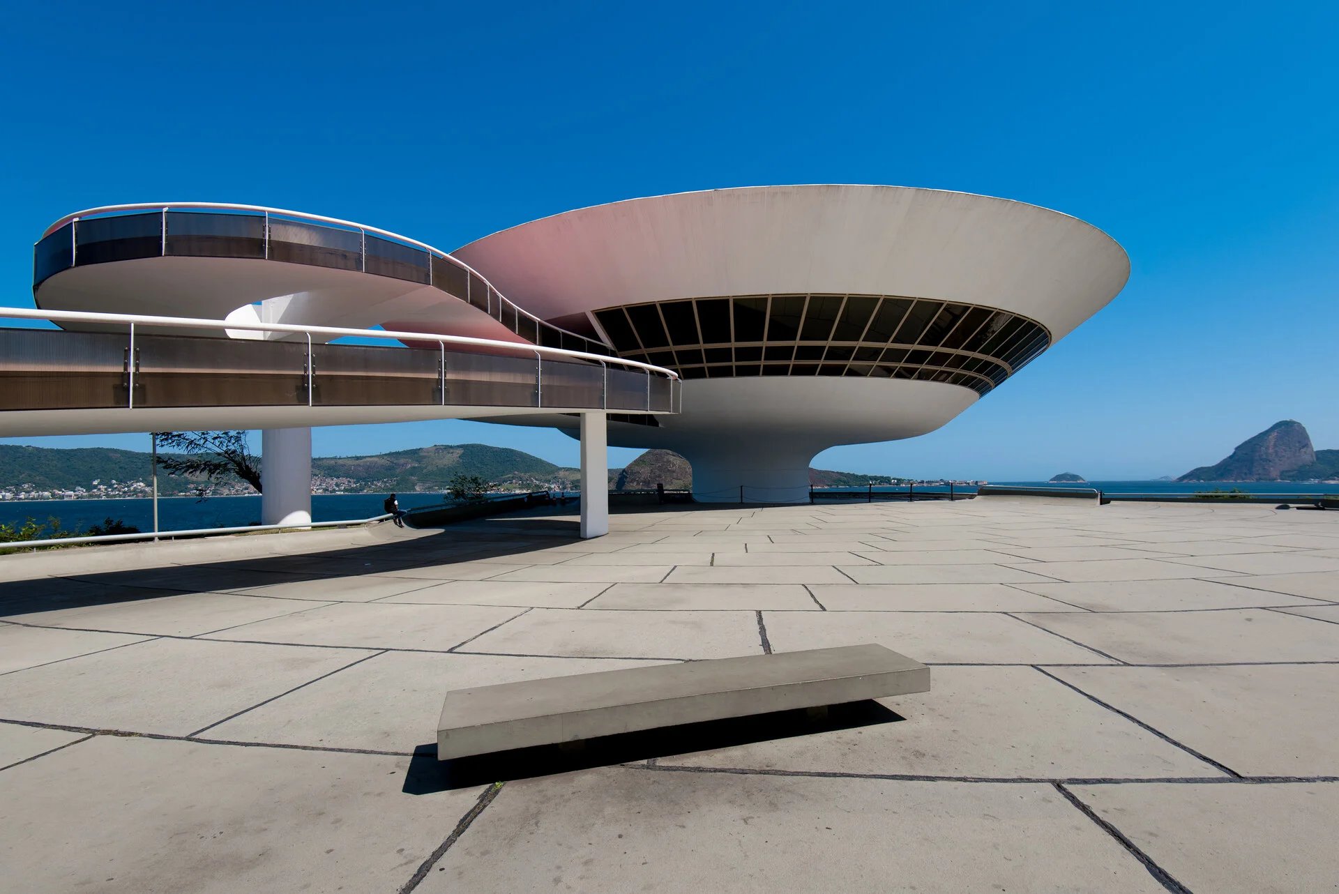 Museu de Arte Contemporânea (MAC) em Niterói projetado por Oscar Niemeyer sobre a Baía de Guanabara