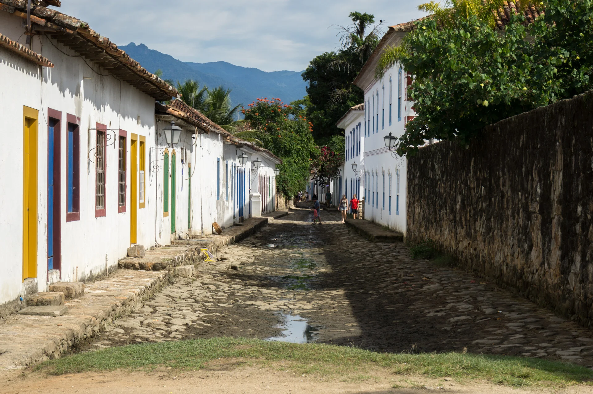 Arquitetura colonial colorida e ruas de paralelepípedo de Paraty, cidade Patrimônio da Humanidade no Brasil