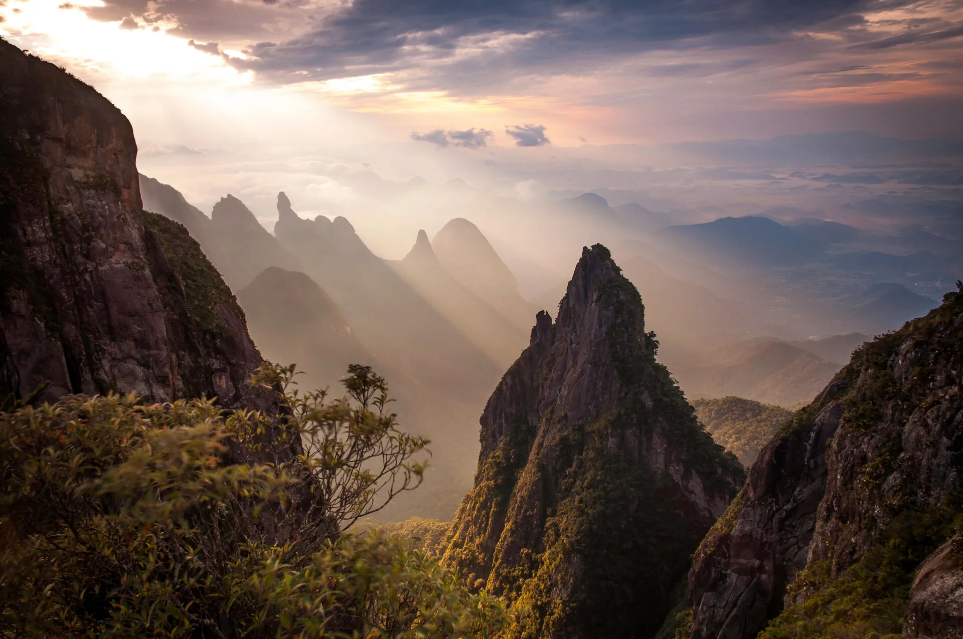 Formações rochosas dramáticas em forma de tubos de órgão no Parque Nacional Serra dos Órgãos perto do Rio de Janeiro