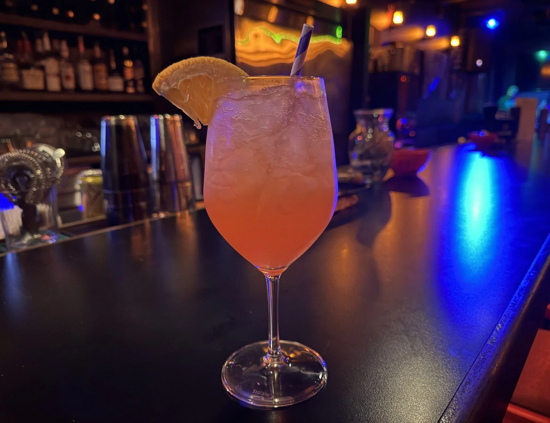 Cócteles Aperol Spritz en una mesa junto al lago al atardecer en el Lago Como