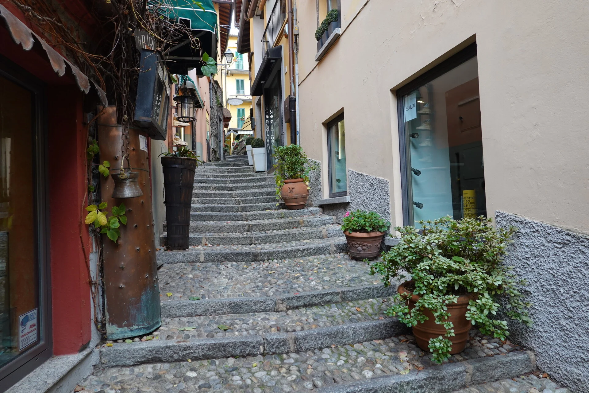 Edificios pastel de Bellagio en la orilla del Lago Como con la callejuela de piedra Salita Serbelloni