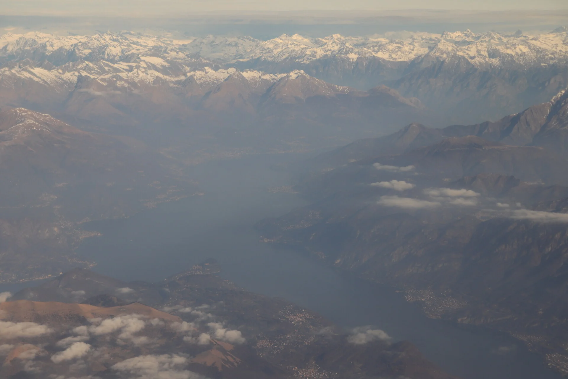 Vista aérea del cruce del Centro Lago en el Lago Como mostrando dónde se encuentran las tres ramas en Bellagio