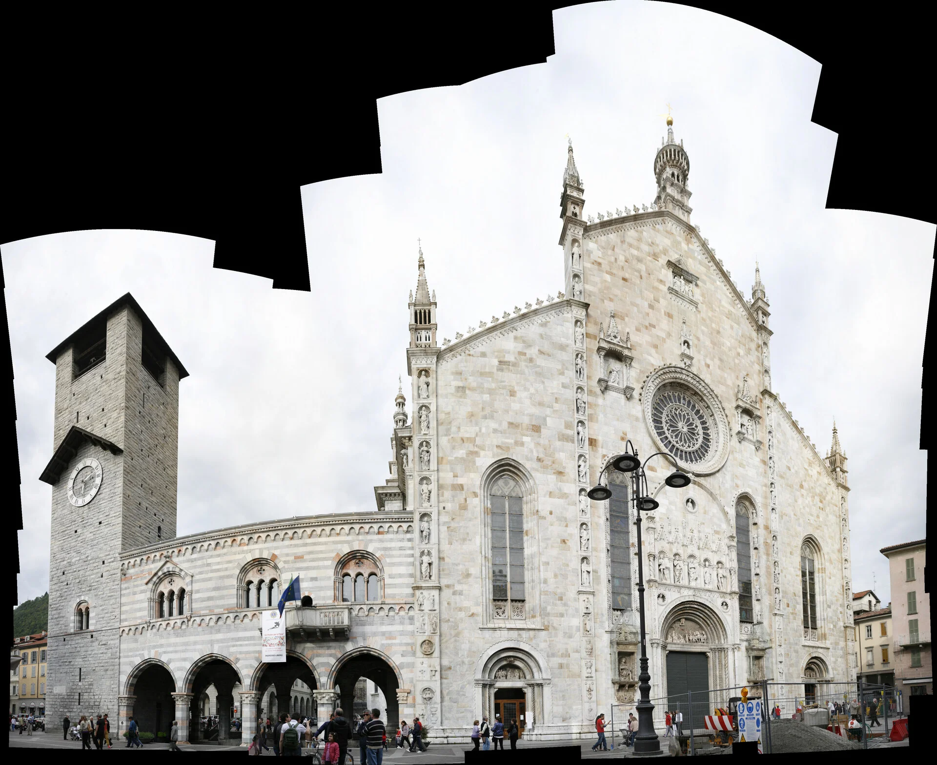 Catedral de Como con su fachada gótico-renacentista de mármol en el centro de Como