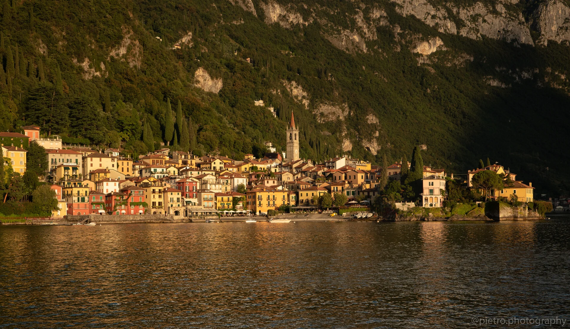 Casas en colores pastel a lo largo de la orilla de Varenna en la costa este del Lago Como