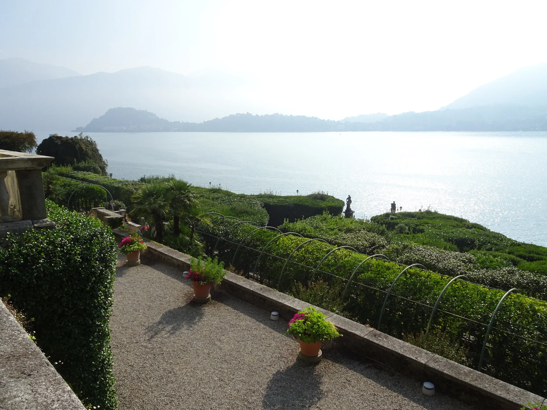 Villa Carlotta en Tremezzo con sus jardines botánicos de azaleas y rododendros en flor