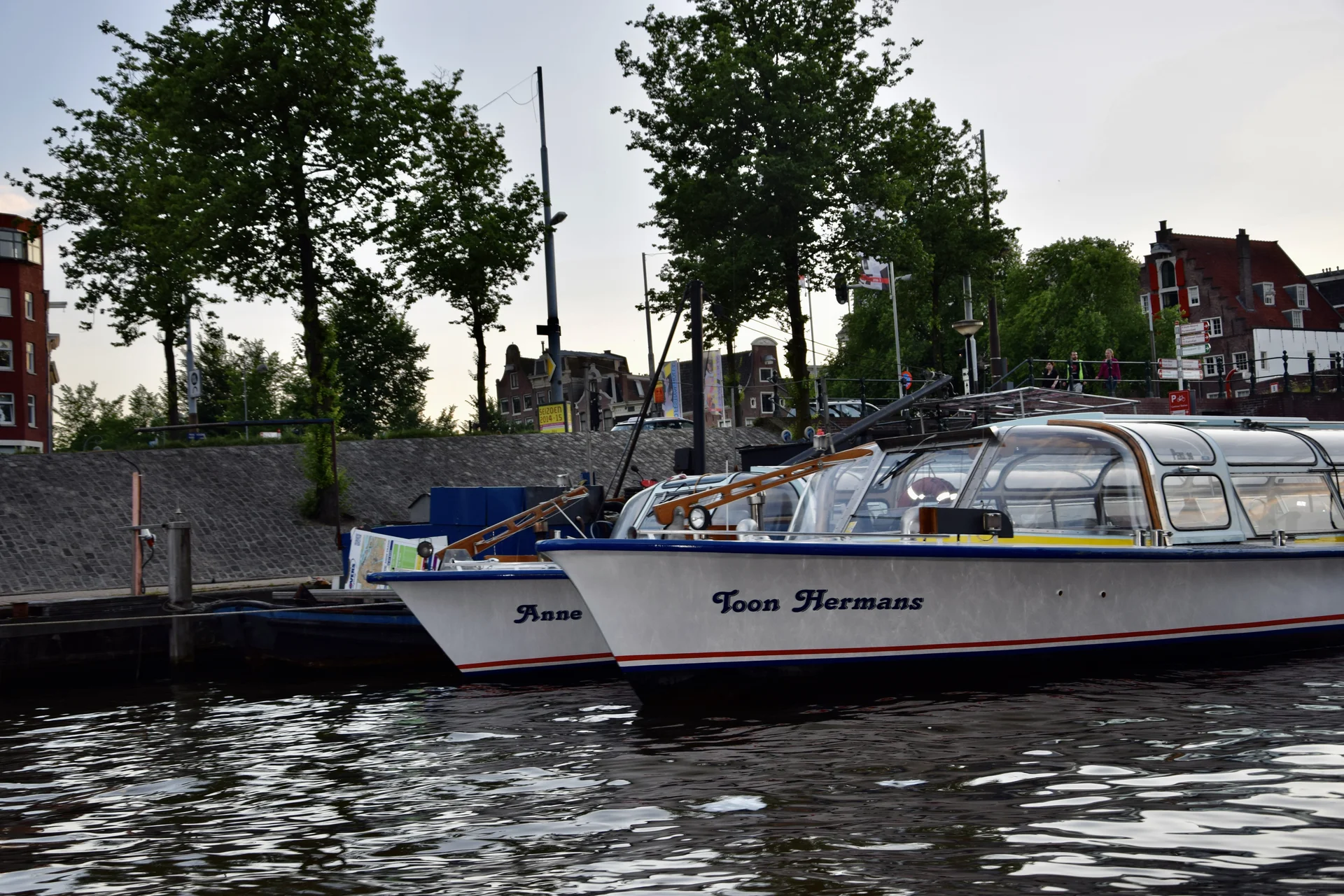 Barco turístico navegando por los canales históricos de Ámsterdam