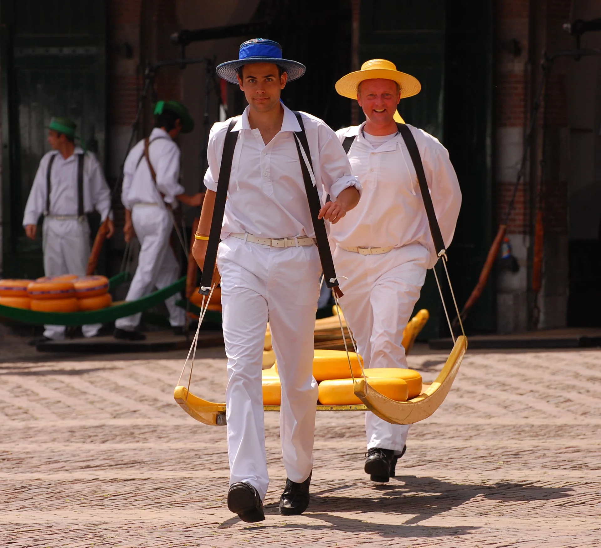 Ruedas de queso holandés y stroopwafels en un puesto de mercado en Ámsterdam
