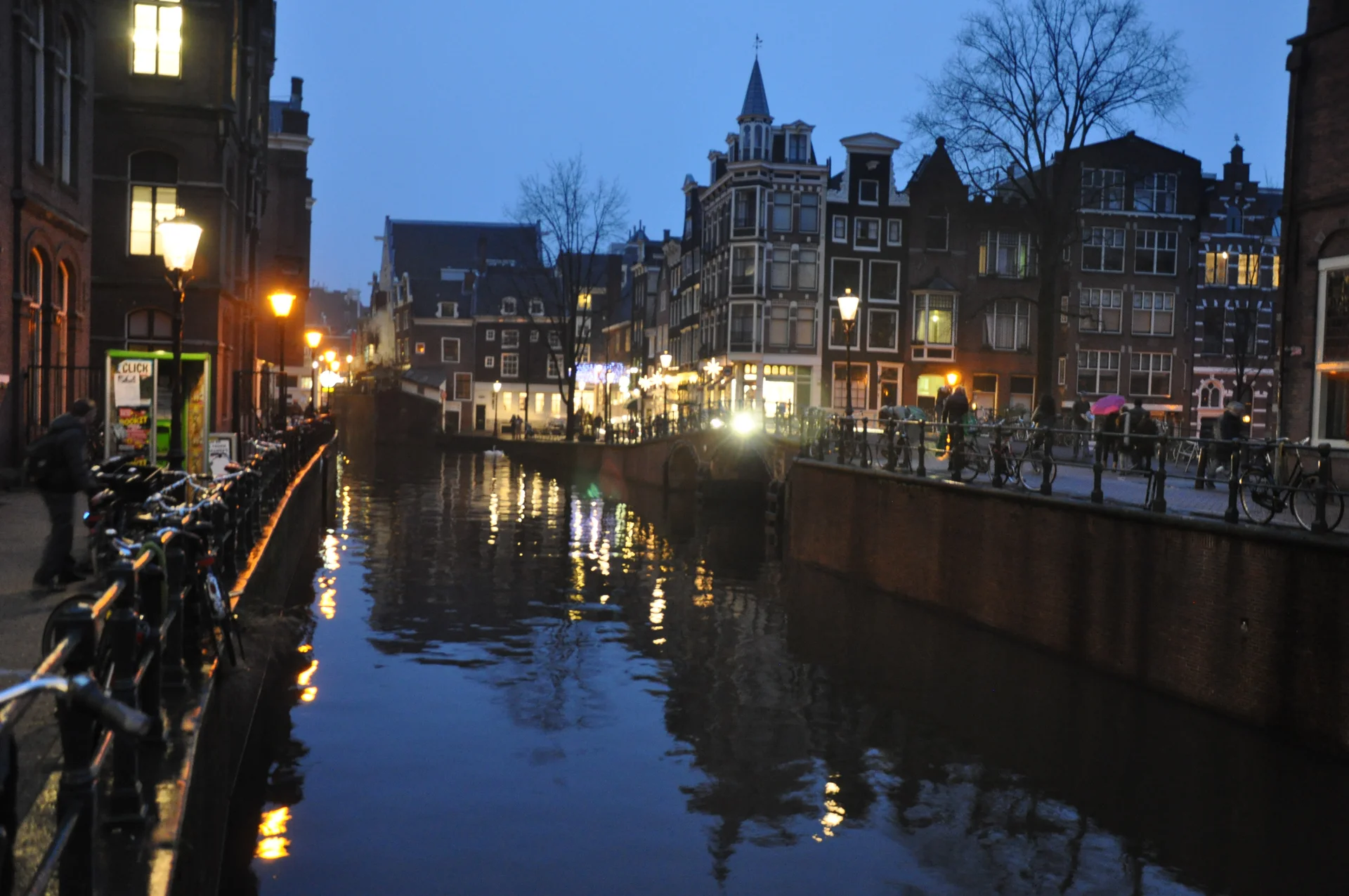 Canal del barrio Jordaan con las tradicionales casas de Ámsterdam reflejadas en el agua