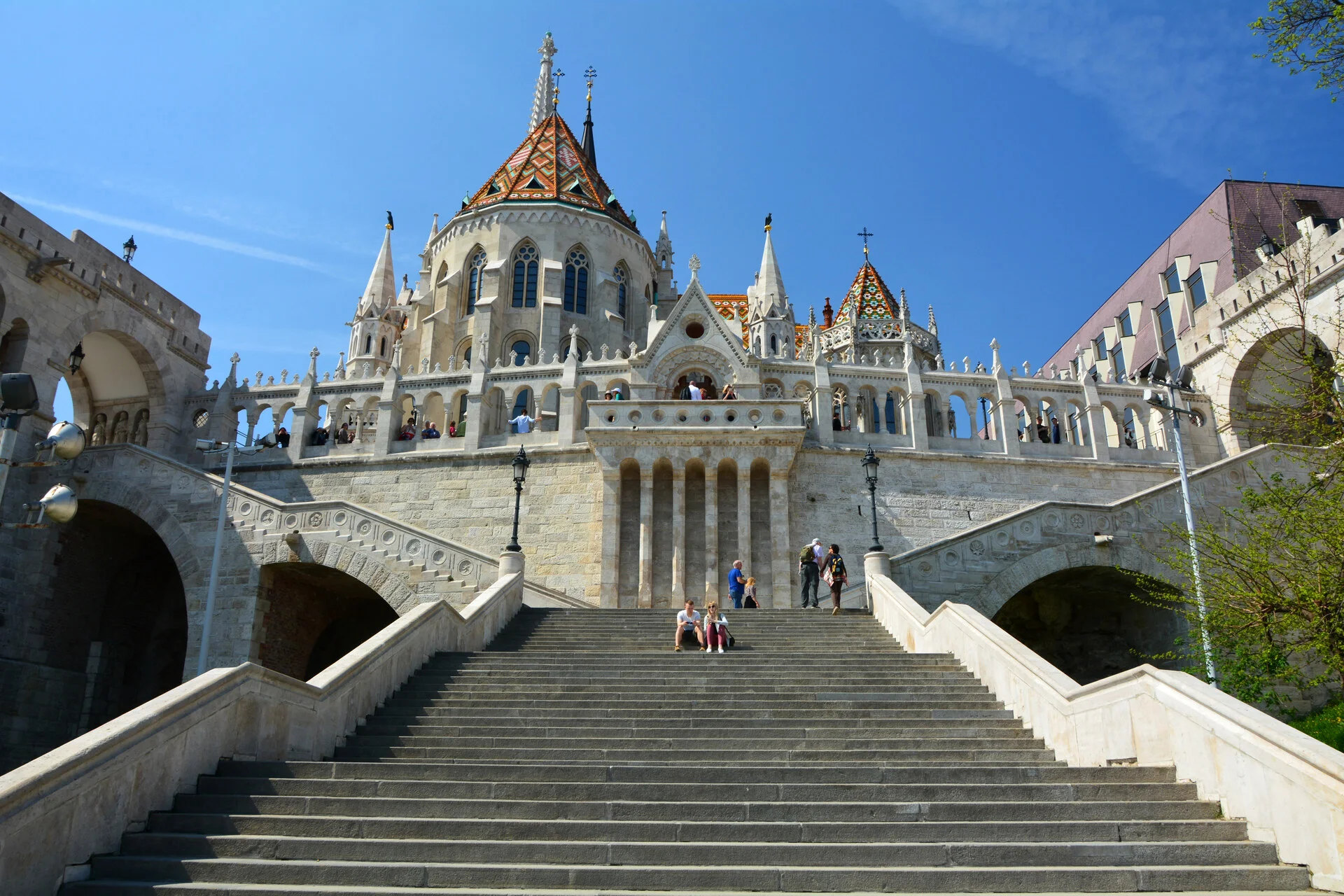 Bastiao dos Pescadores em Budapeste com suas torres neorromanicas e vista panoramica do Parlamento do outro lado do Danubio