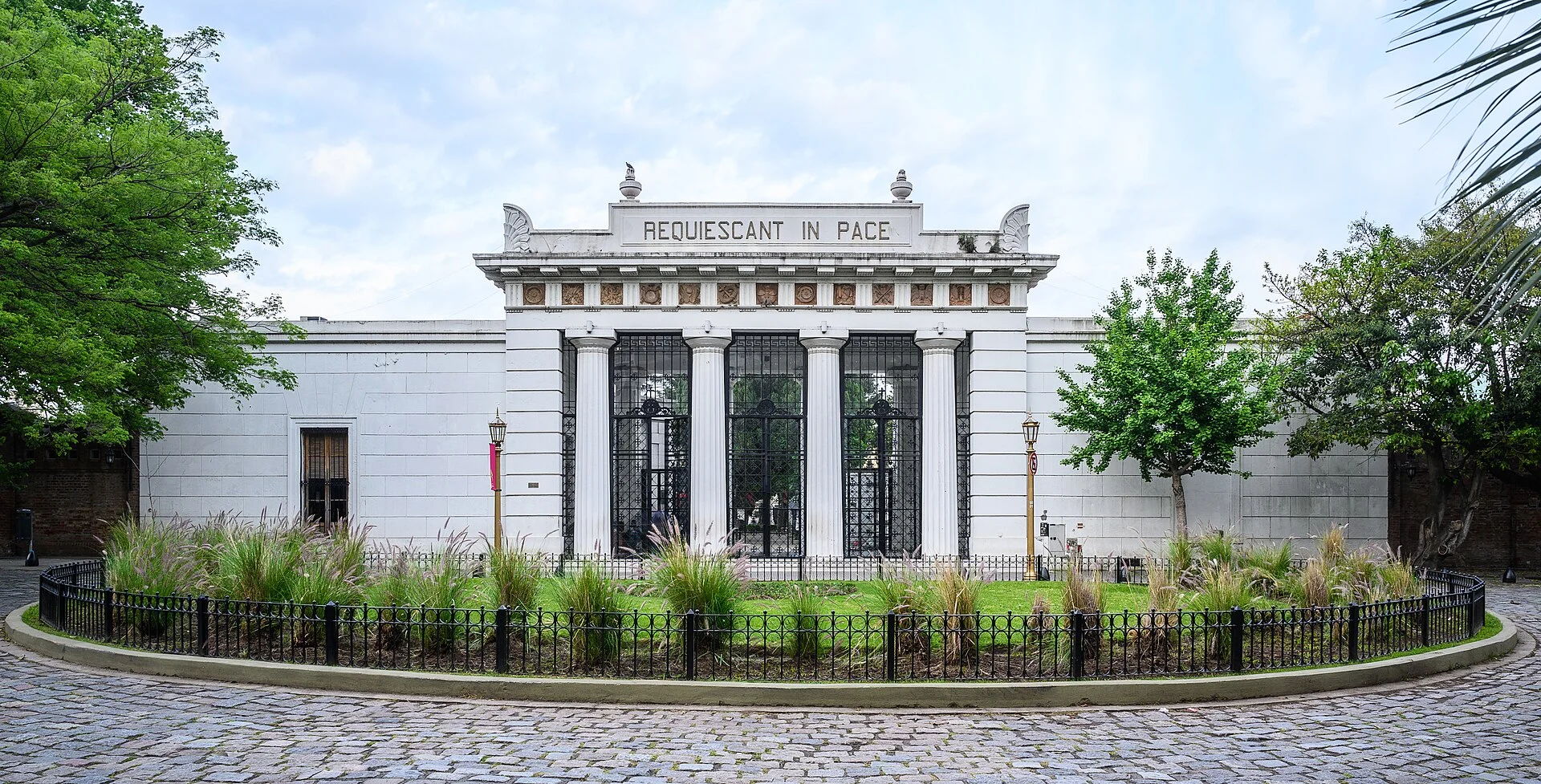 Marmor-Mausoleen und Statuen auf dem Recoleta-Friedhof in Buenos Aires