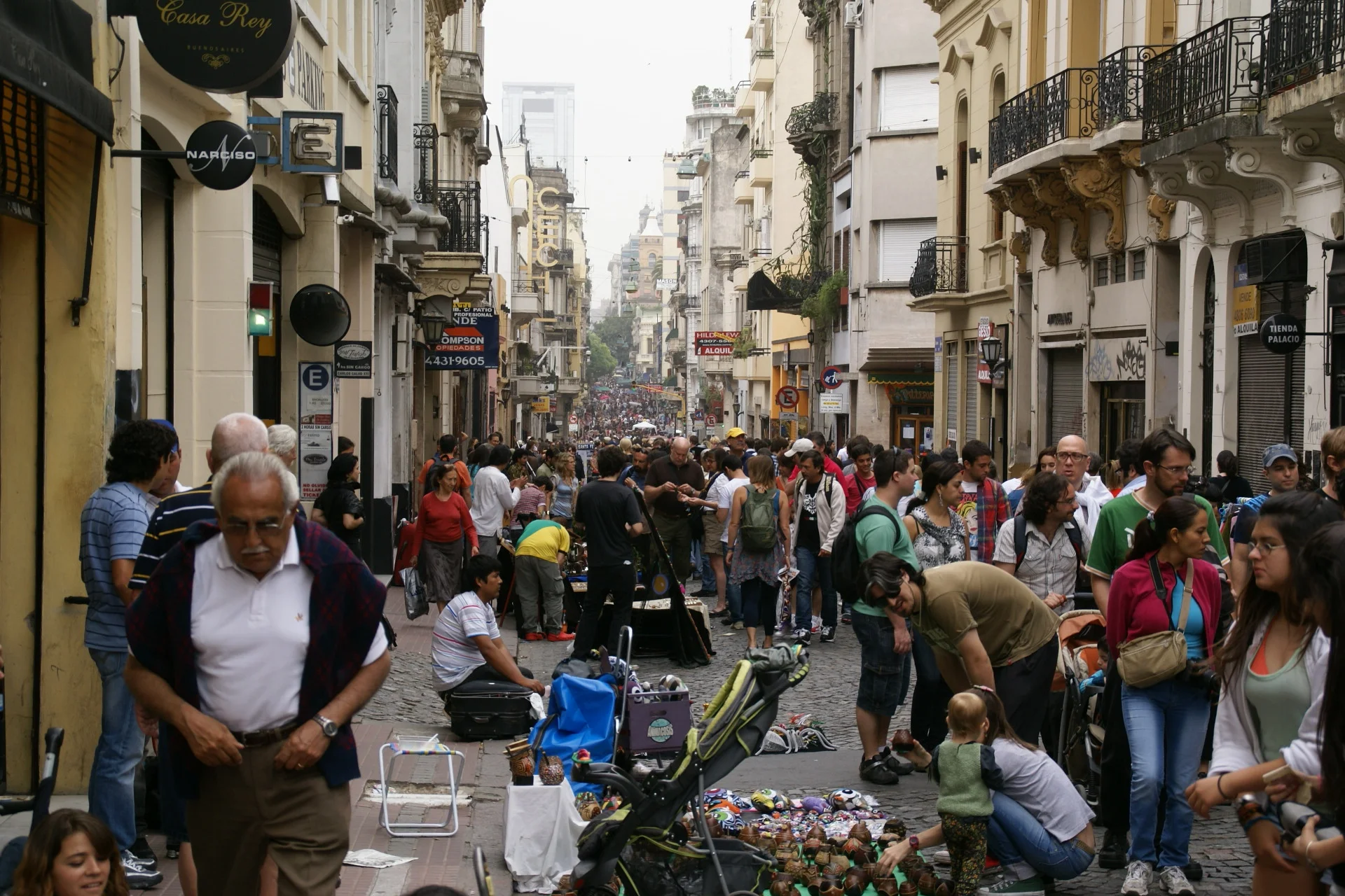 Sonntäglicher Antiquitätenmarkt auf der gepflasterten Calle Defensa in San Telmo, Buenos Aires