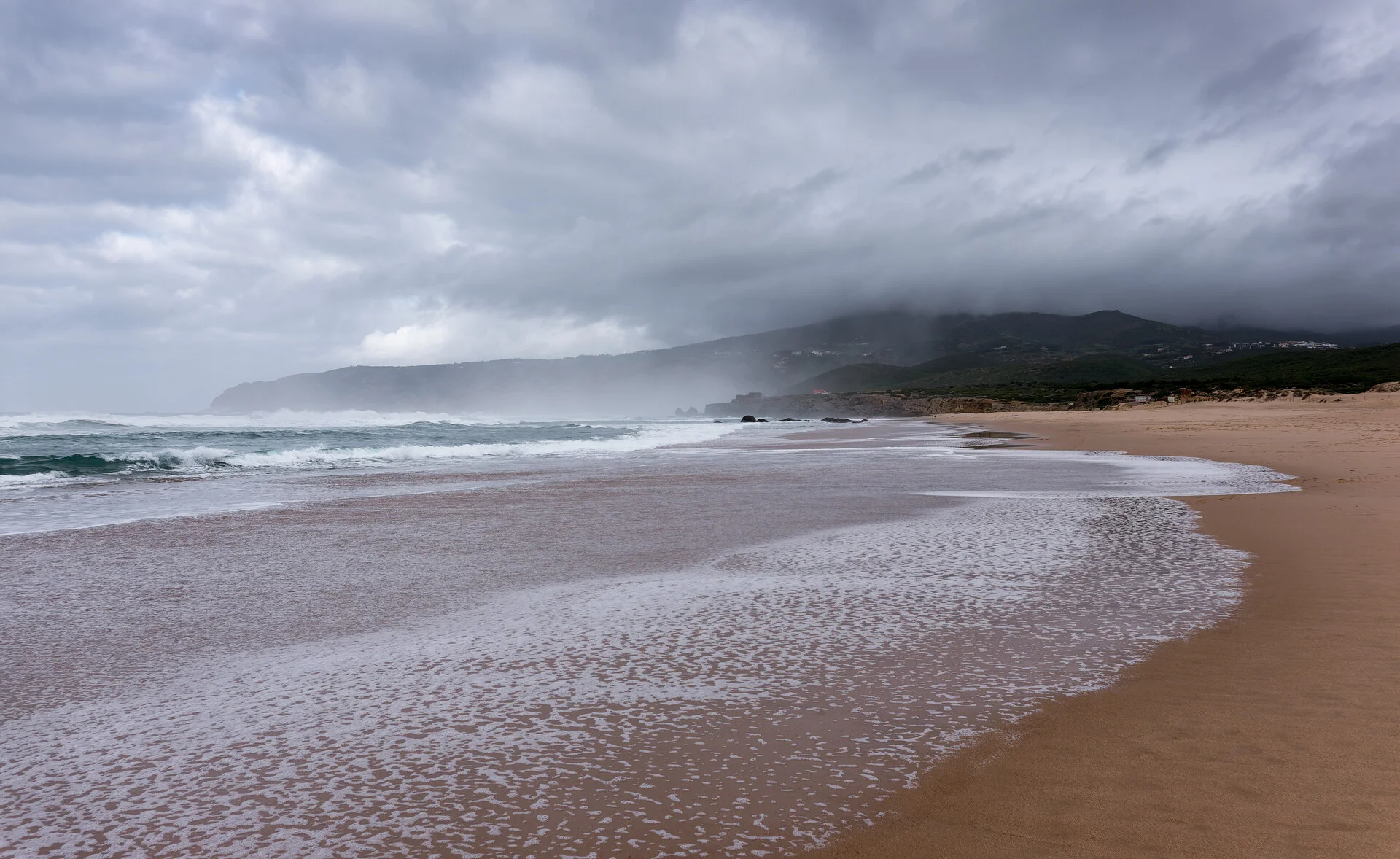 Marina de Cascais e edifícios coloridos frente ao mar ao longo da costa portuguesa