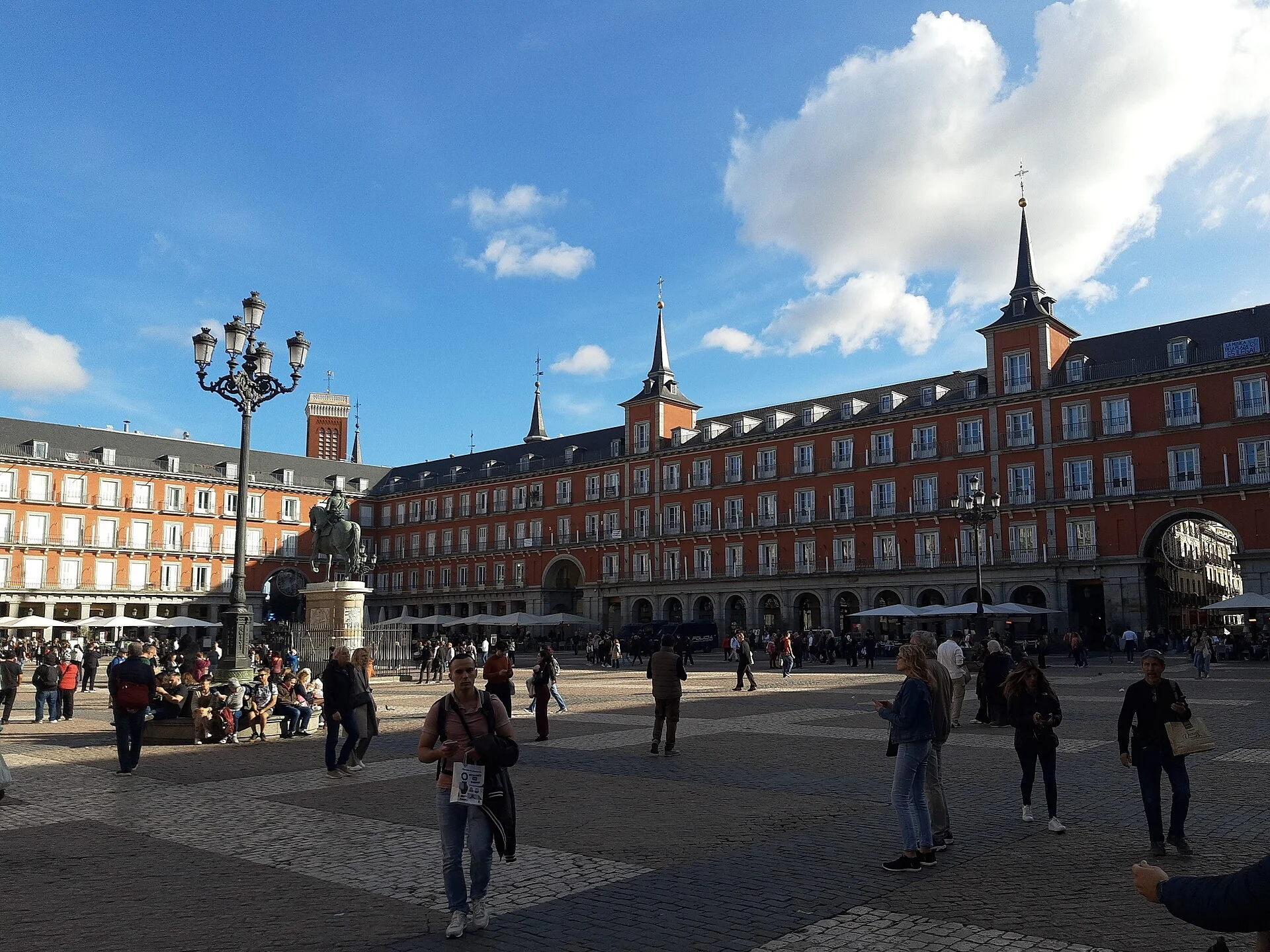 Plaza Mayor in Madrid mit ihren roten Habsburger Fassaden und steinernen Arkaden