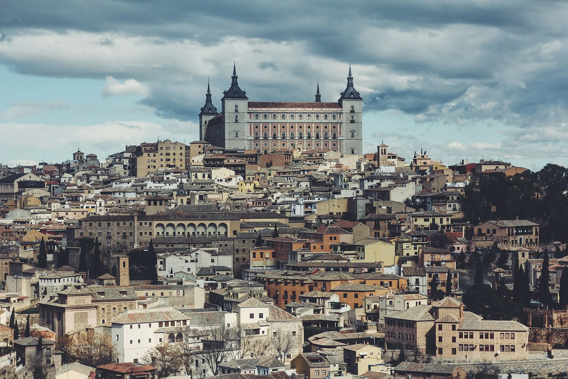 Panorama-Skyline von Toledo in Spanien mit dem Alcázar und der Kathedrale über dem Fluss Tajo