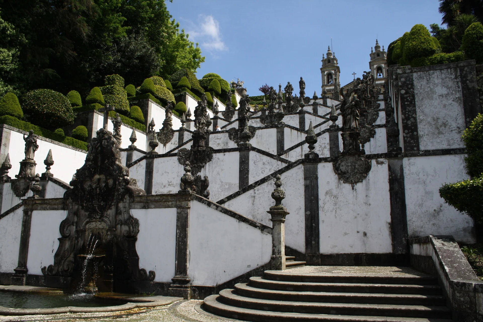 A escadaria barroca do santuário Bom Jesus do Monte em Braga, Portugal