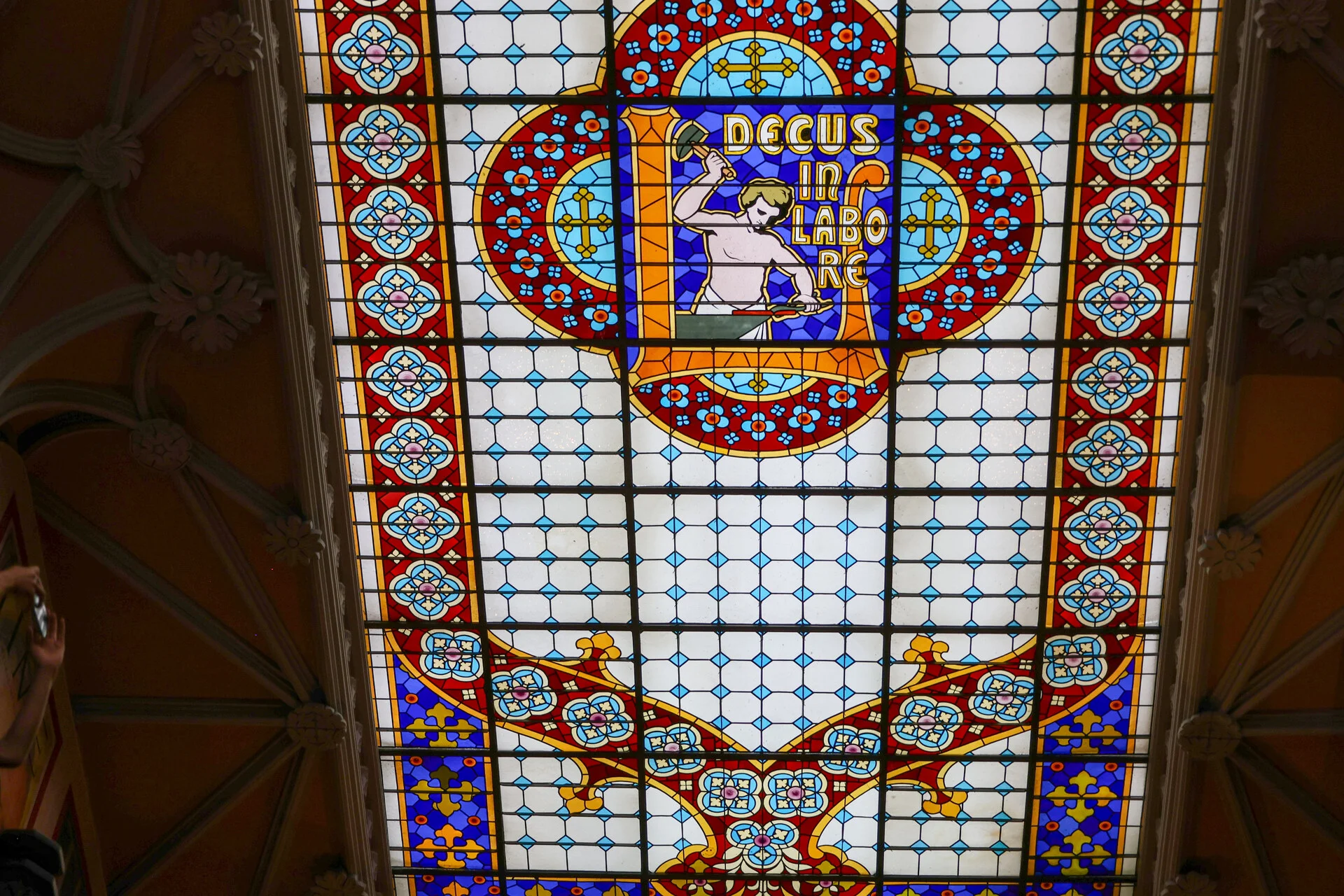 Ornamentada escadaria vermelha dentro da livraria Lello no Porto, uma das livrarias mais bonitas do mundo