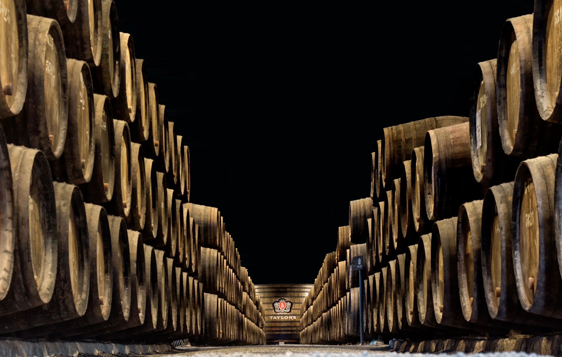 Barris de vinho do Porto envelhecendo nas caves de Vila Nova de Gaia em frente à Ribeira do Porto