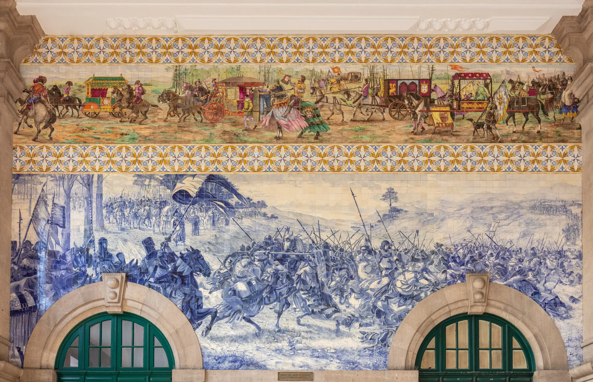 Interior da estação de São Bento no Porto mostrando mais de 20.000 azulejos pintados à mão