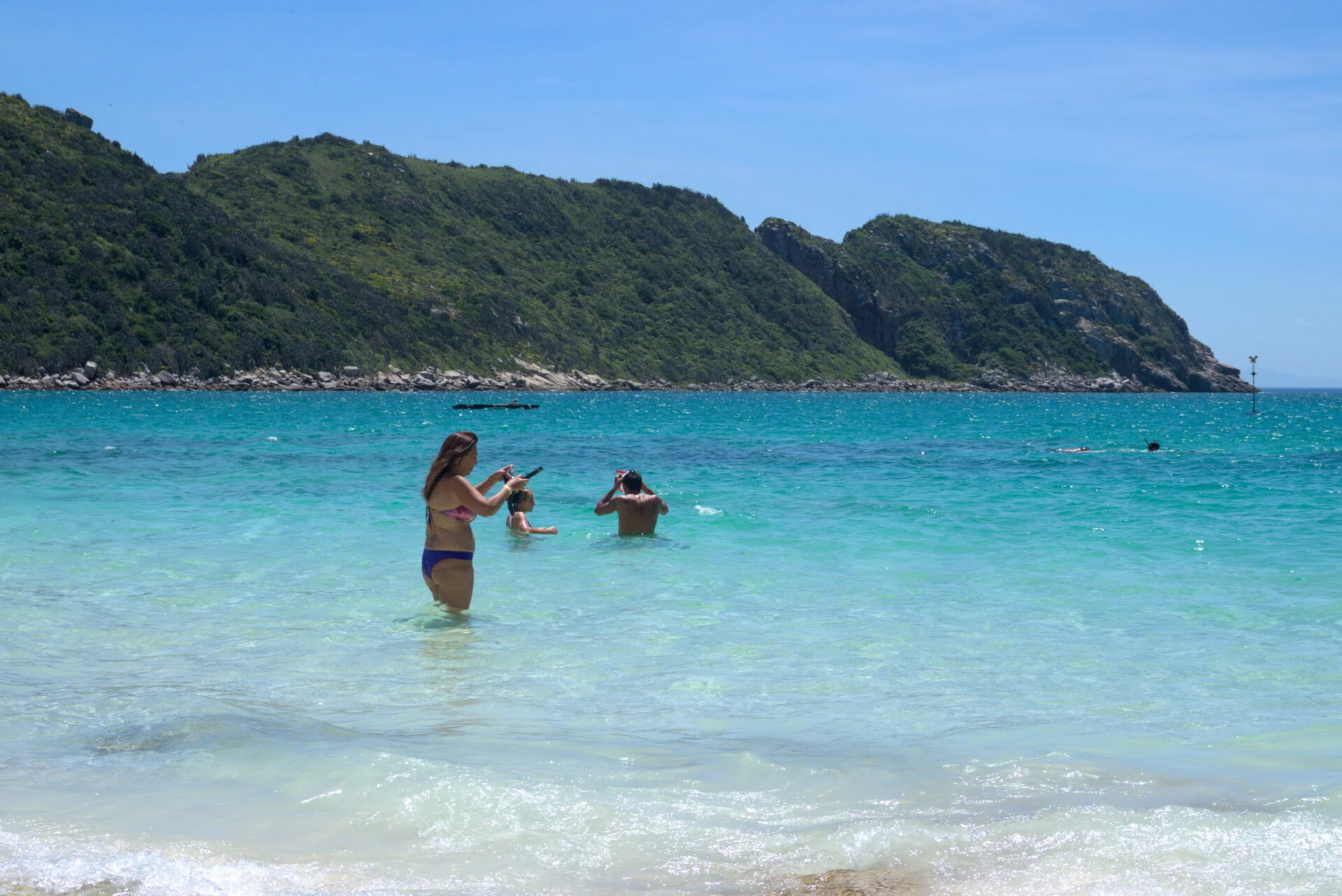Água cristalina turquesa e praia de areia branca em Arraial do Cabo perto do Rio de Janeiro