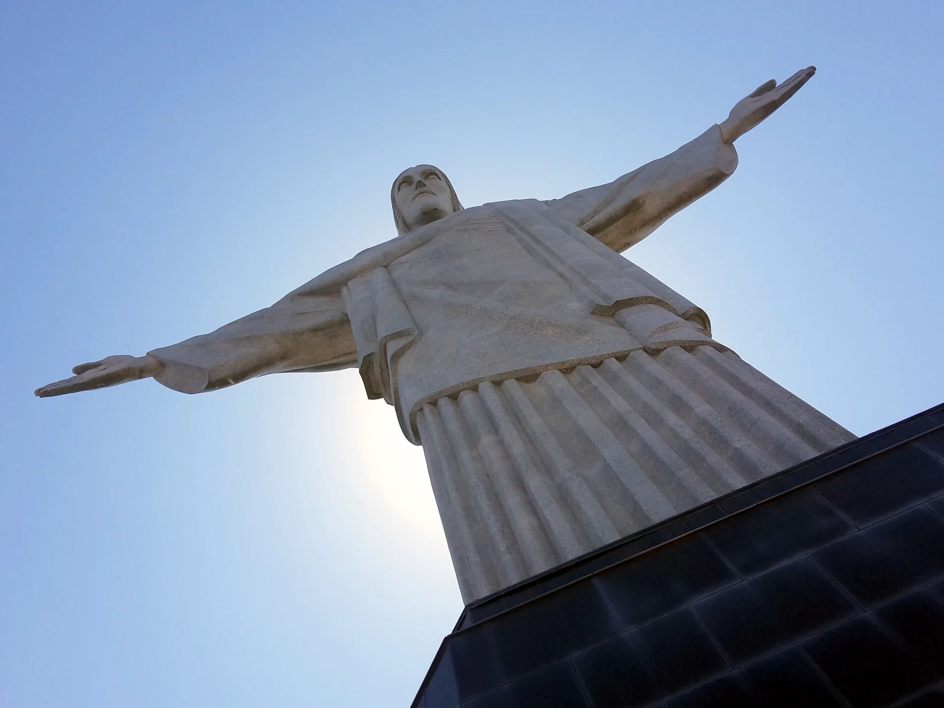 Estátua do Cristo Redentor no Morro do Corcovado no Rio de Janeiro com vistas panorâmicas da cidade
