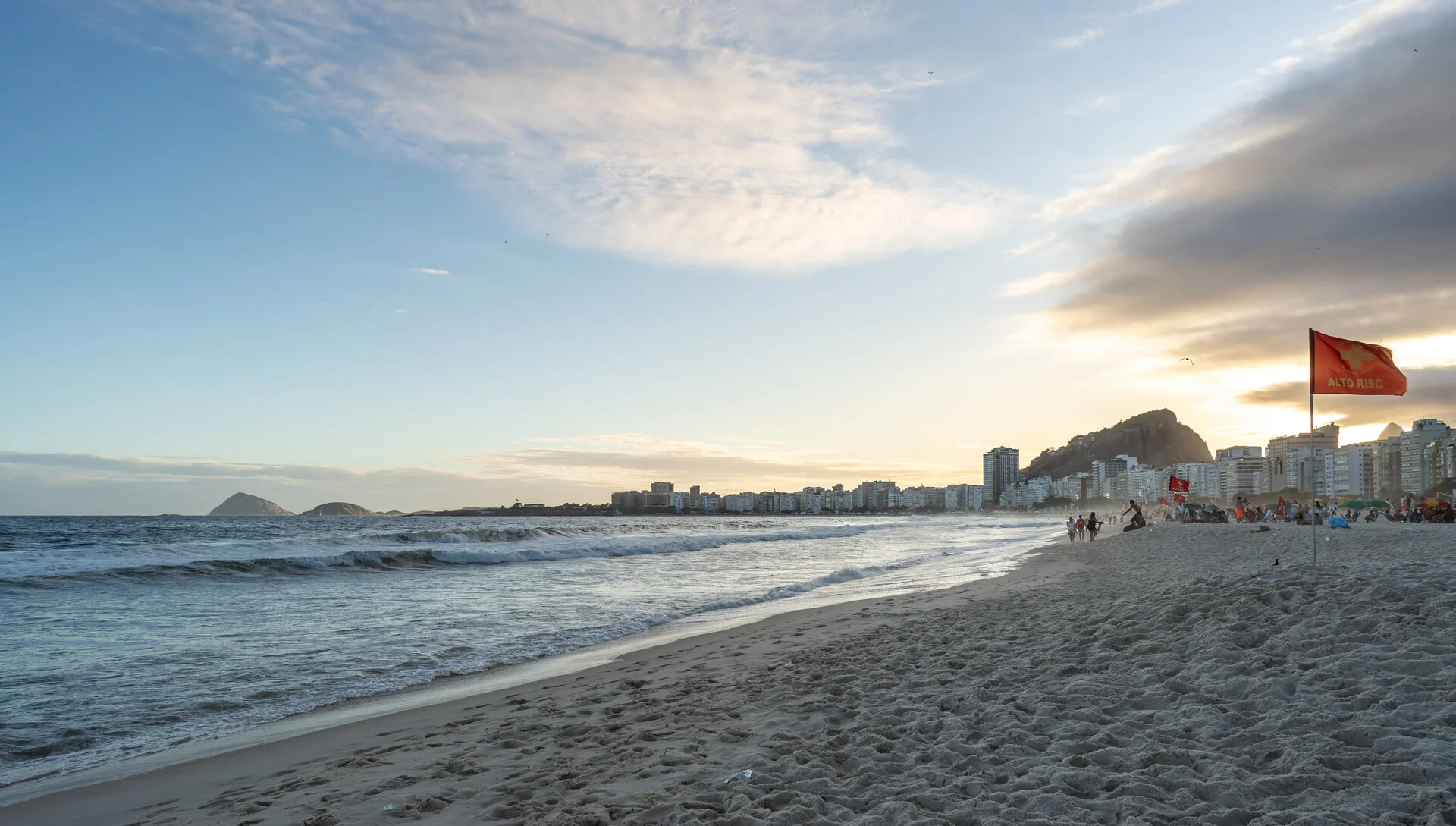 Praia de Copacabana no Rio de Janeiro com seu icônico calçadão de ondas e banhistas