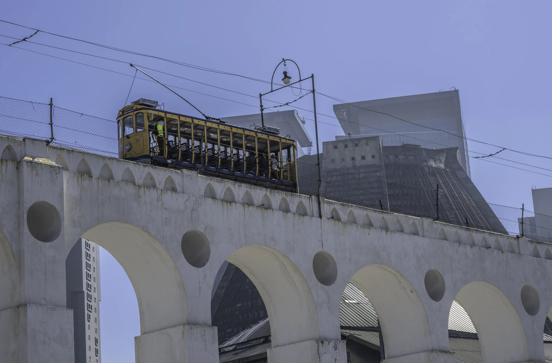 Arcos da Lapa, aqueduto colonial do Rio de Janeiro iluminado à noite com vida de rua vibrante