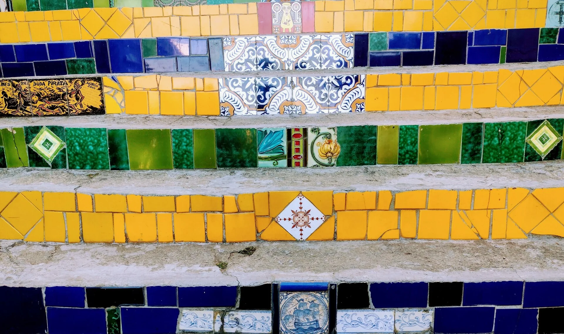 Escadaria Selarón com mosaico de azulejos coloridos de mais de 60 países no Rio de Janeiro