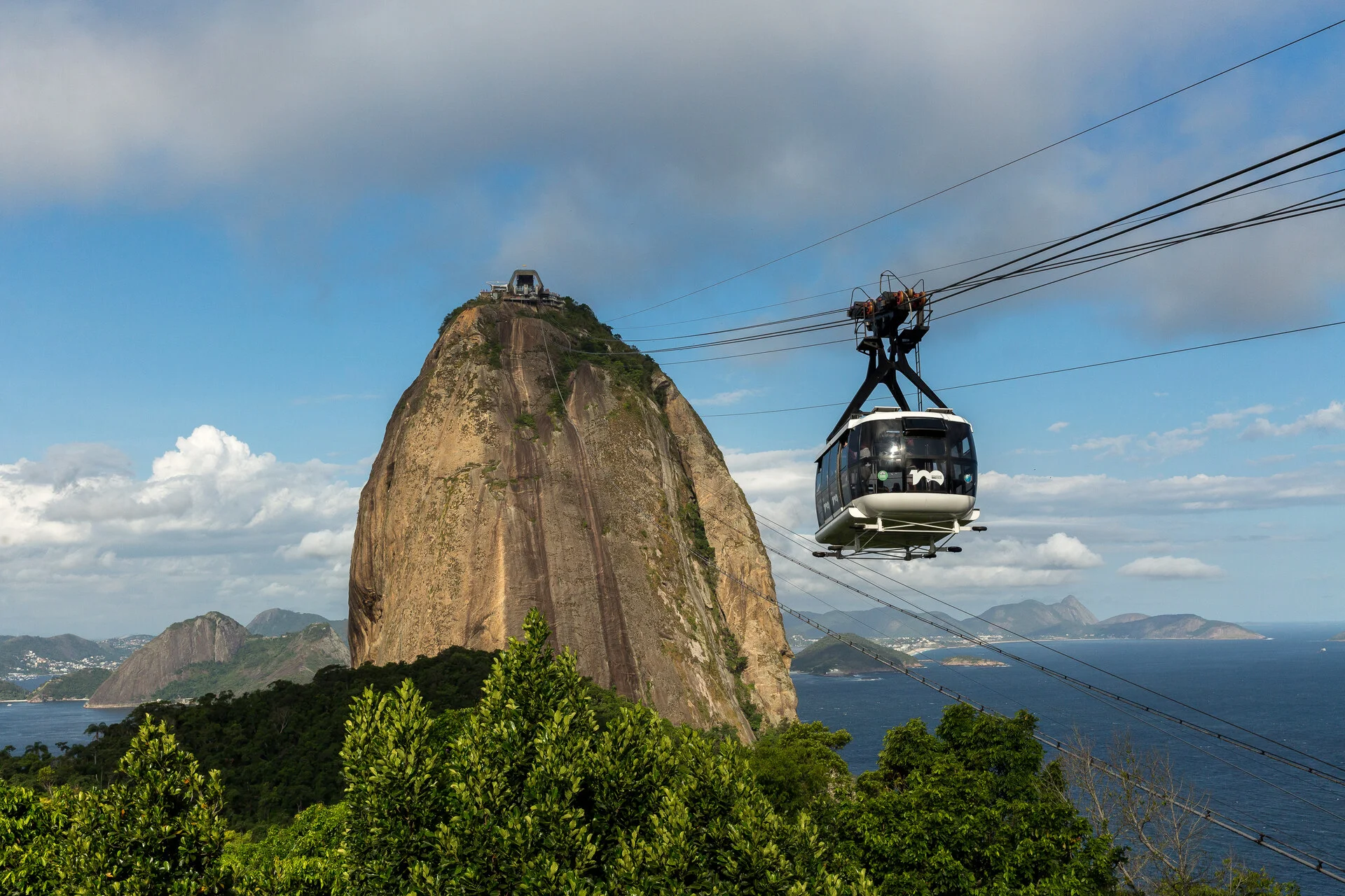 Pão de Açúcar no Rio de Janeiro com bondinho e Baía de Guanabara ao fundo