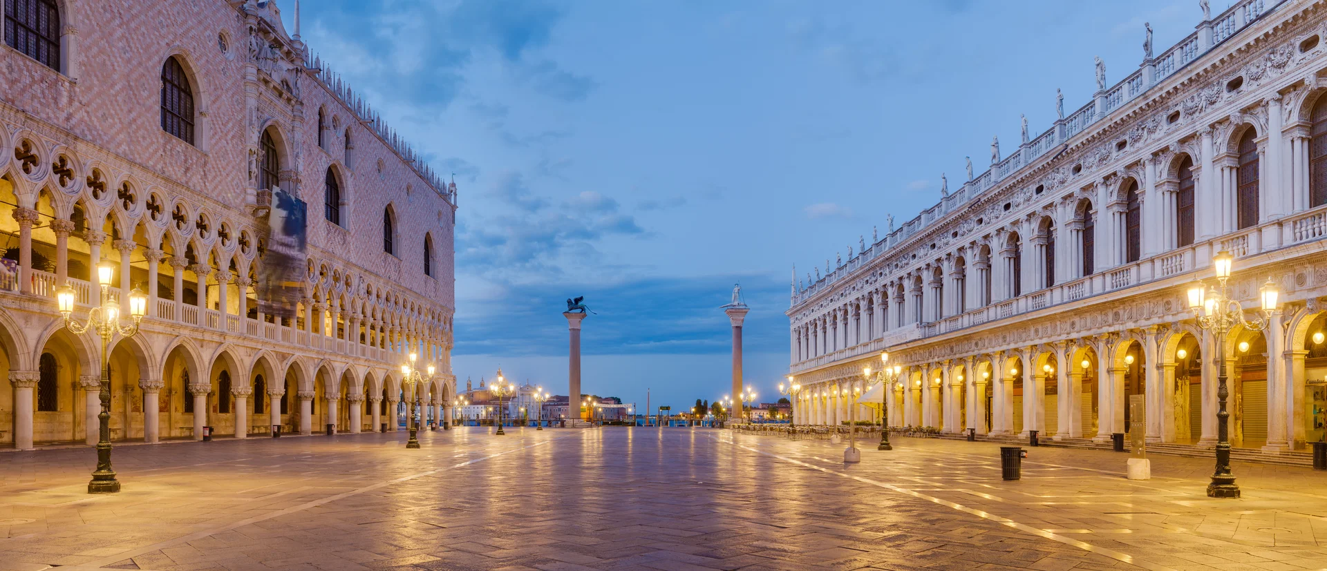 O Palácio Ducal e as duas colunas da Piazzetta San Marco em Veneza na hora azul, com a Biblioteca Marciana em frente