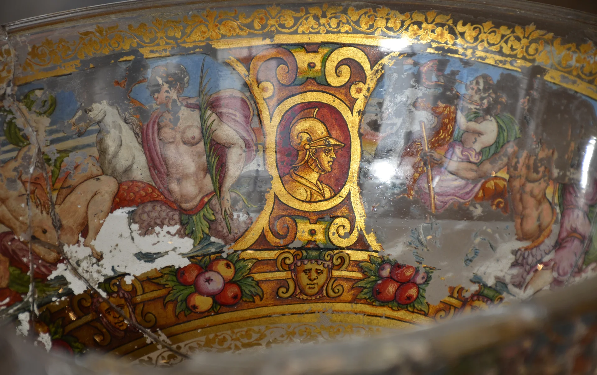 Um close de um antigo recipiente de vidro de Murano pintado em esmalte, mostrando a tradição secular de produção de vidro da ilha