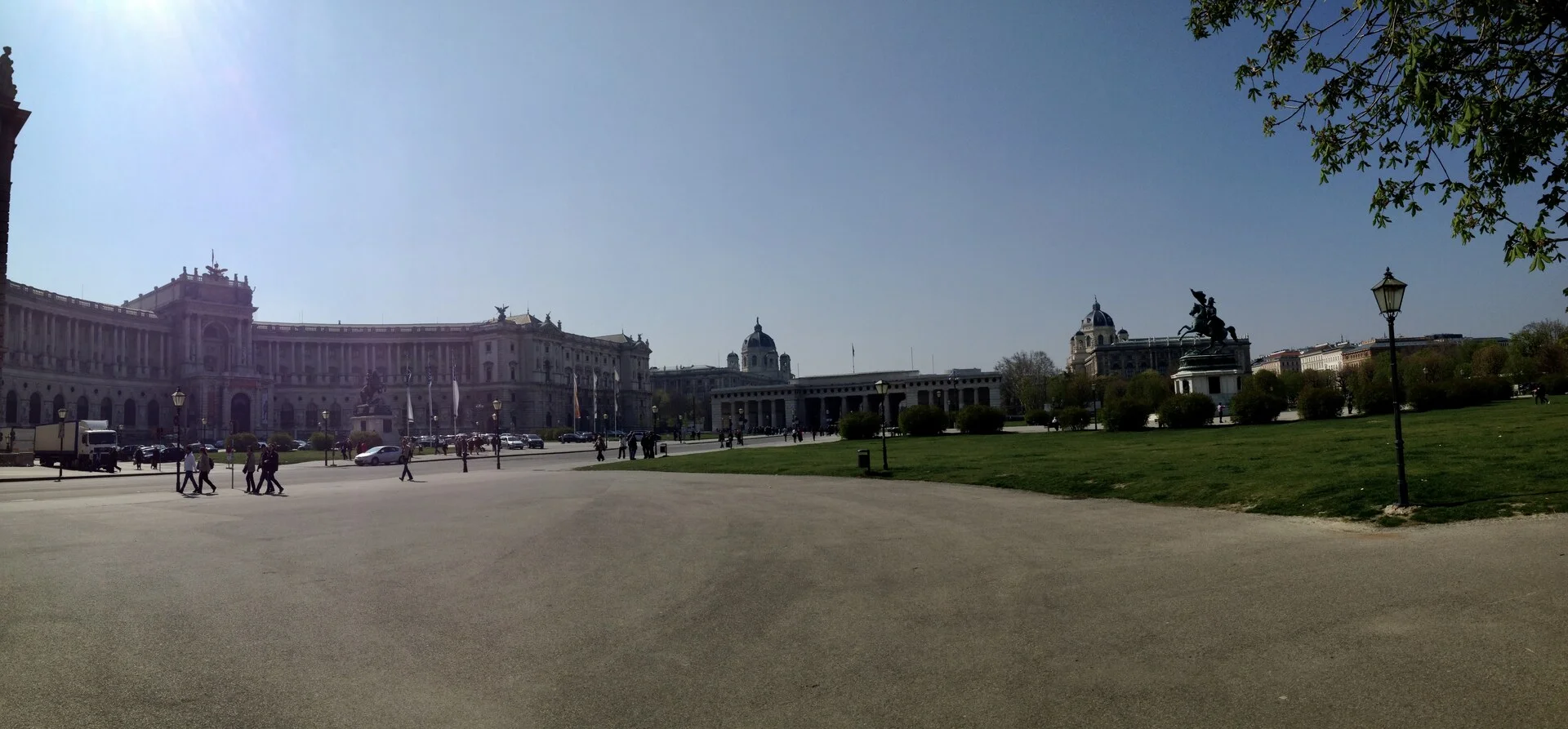Palacio Imperial Hofburg em Viena com a praca Heldenplatz e estatua equestre