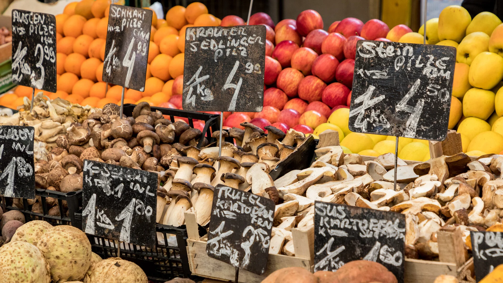 Naschmarkt em Viena com barracas coloridas de comida vendendo especiarias, queijo e produtos frescos