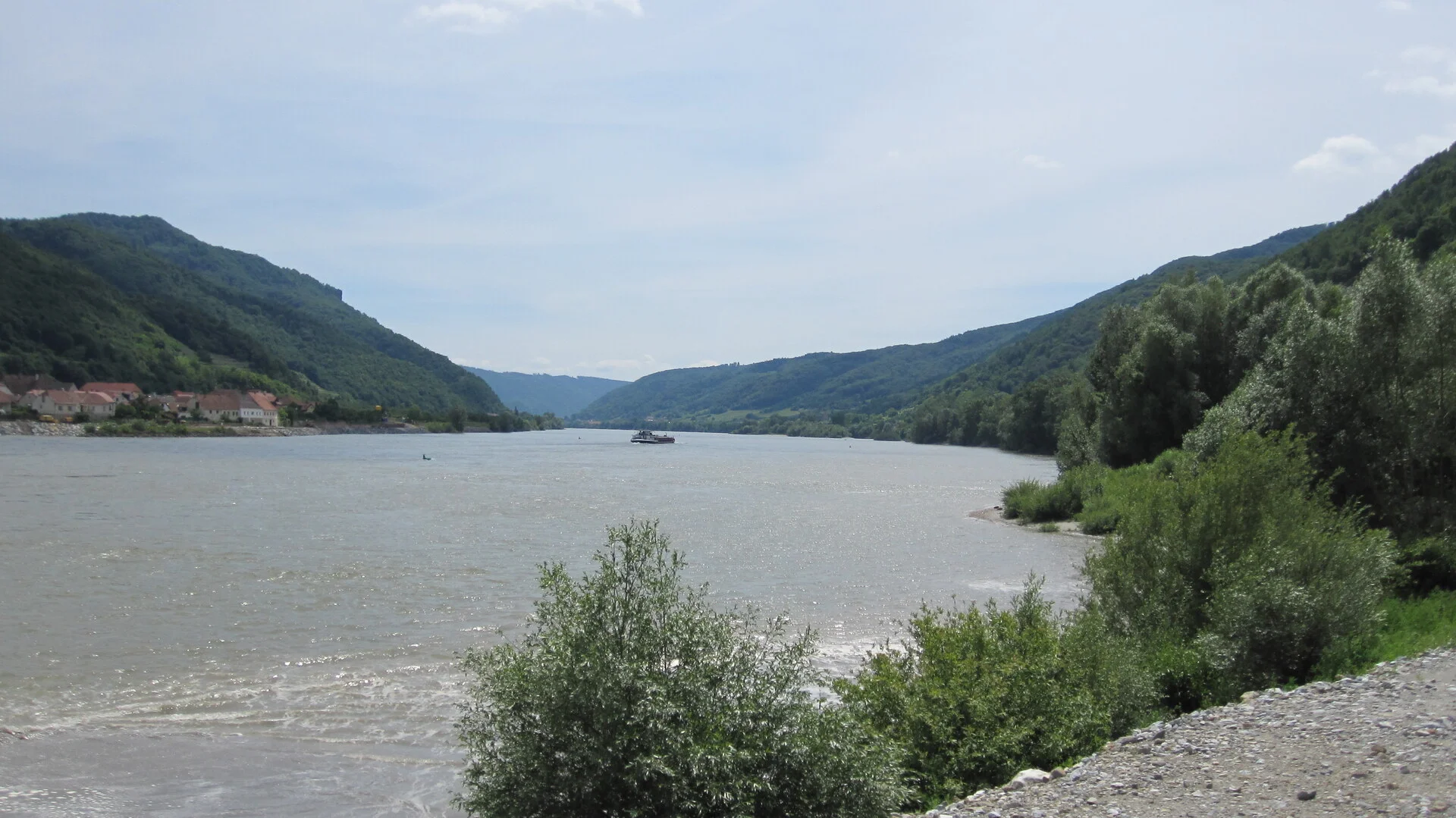 Vale de Wachau ao longo do rio Danubio na Austria com vinhedos em terracos e castelos medievais