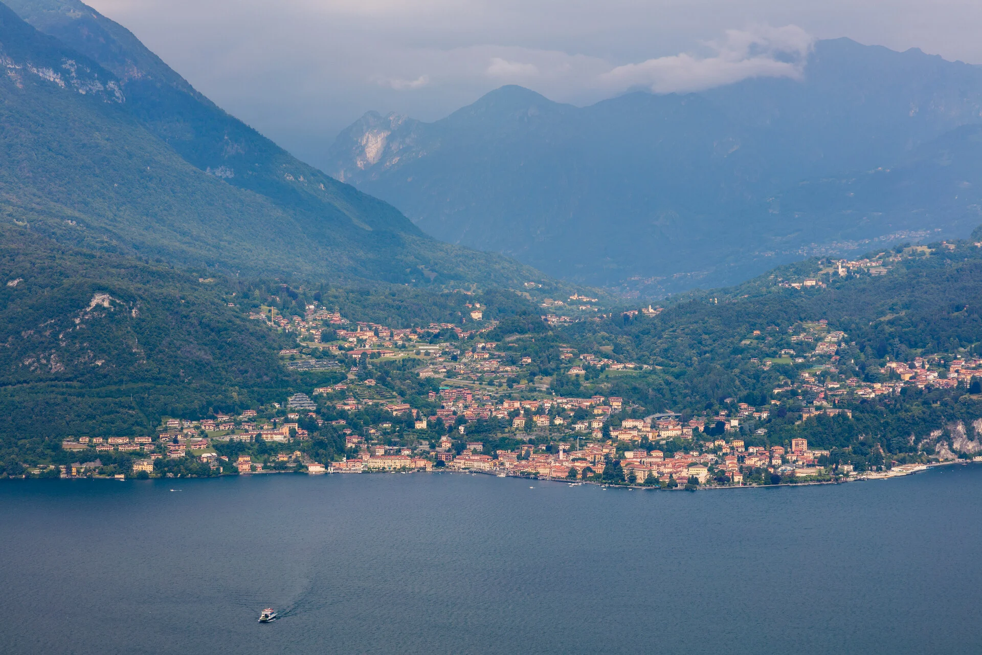 Paseo plano a orillas del Lago Como en Menaggio en la costa oeste con montañas a lo lejos