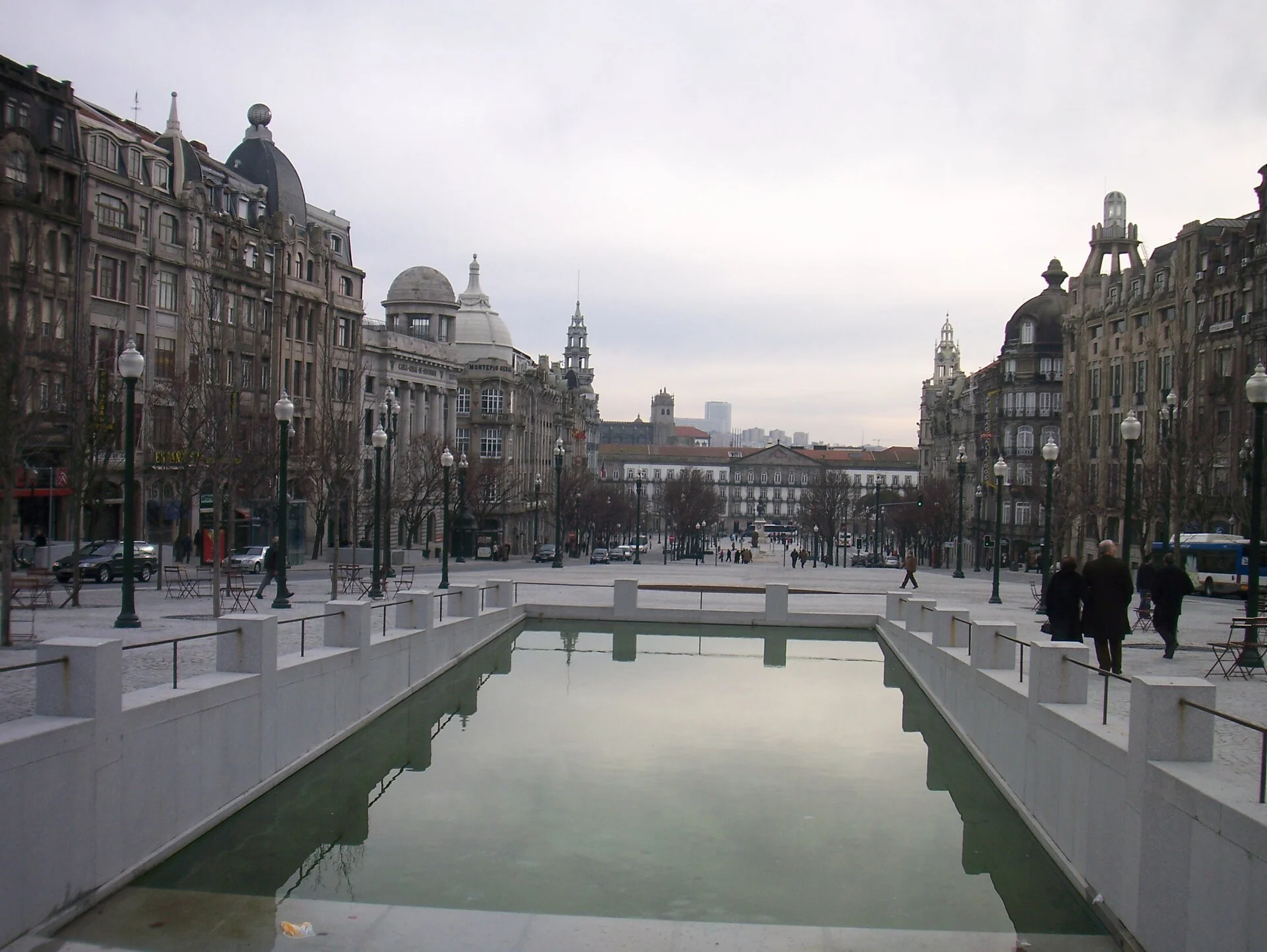 La gran avenida Avenida dos Aliados en la Baixa de Oporto con el ayuntamiento al fondo