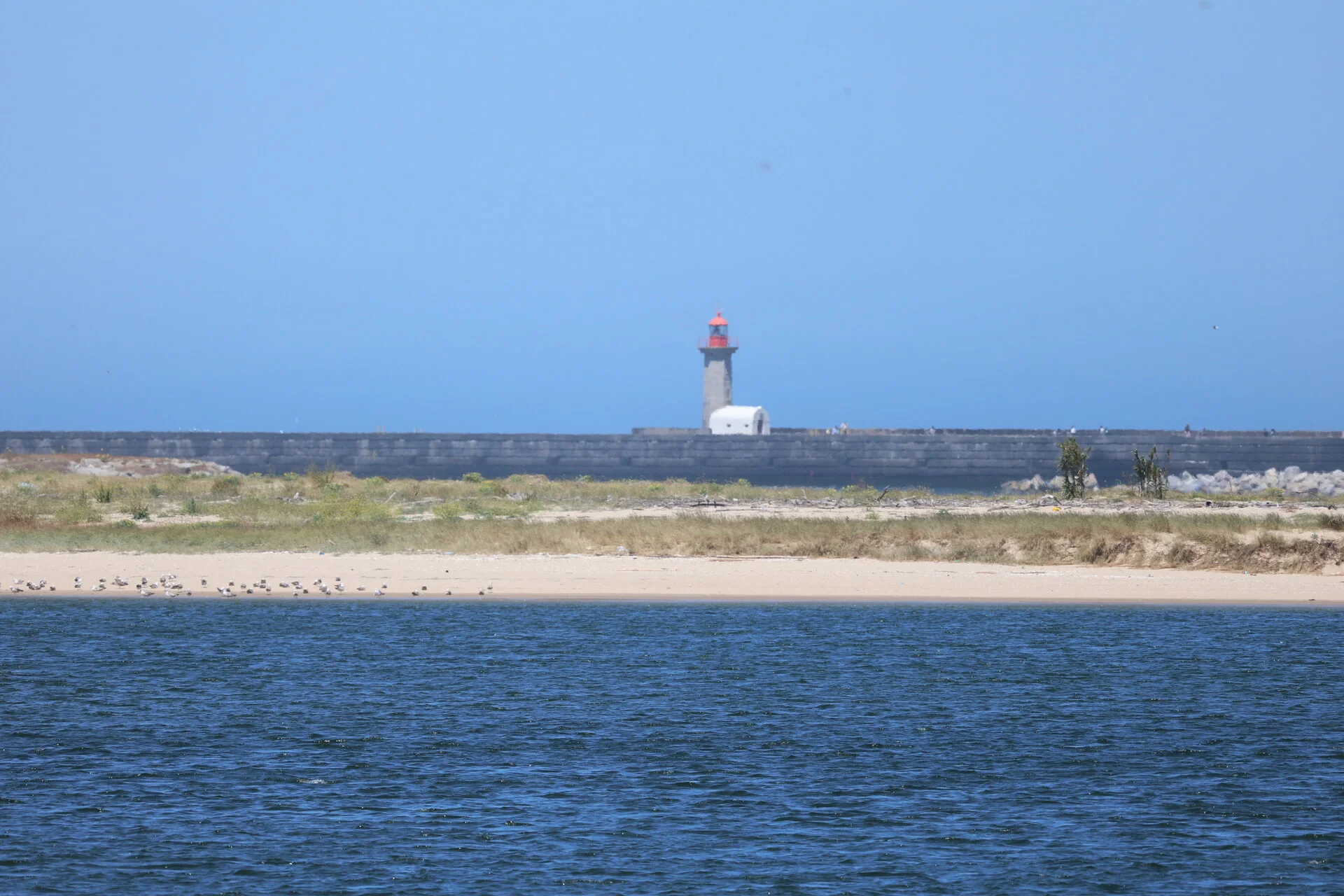 El faro de Felgueiras en Foz do Douro, donde el río Douro se encuentra con el Atlántico en Oporto