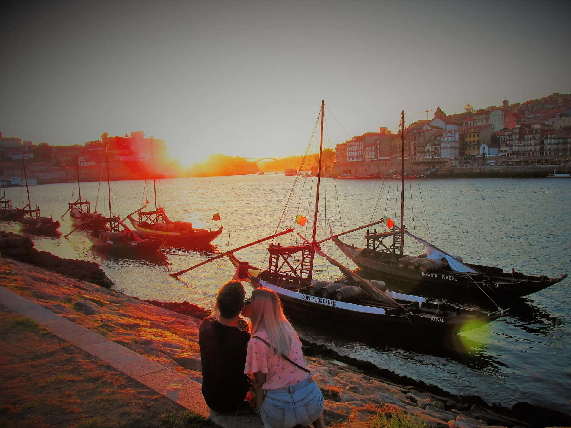 Casas de colores apiladas sobre el muelle del Cais da Ribeira en el río Douro en Oporto