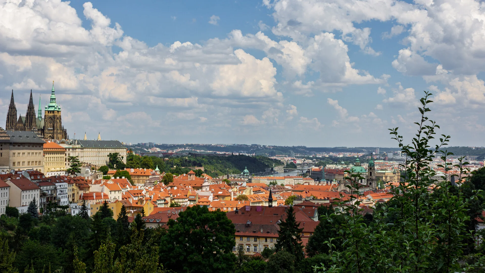 Los tejados rojos y las cúpulas de las iglesias de Malá Strana debajo del Castillo de Praga vistos desde la colina de Petřín