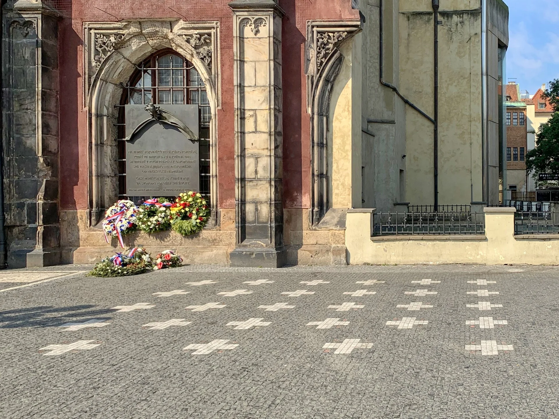 La Plaza de la Ciudad Vieja en Praga con la Iglesia de Týn y fachadas barrocas en tonos pastel