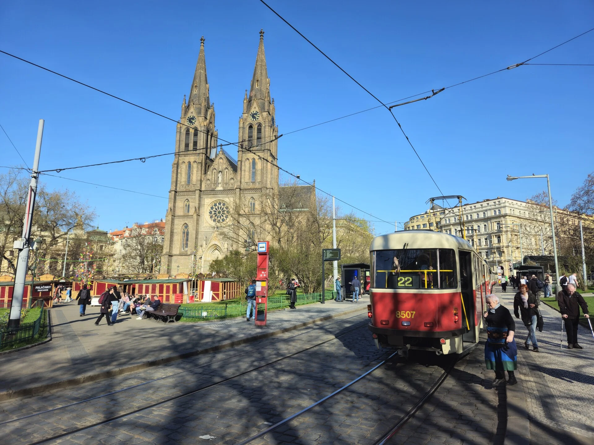La iglesia neogótica de Santa Ludmila en la plaza Náměstí Míru en el distrito de Vinohrady de Praga