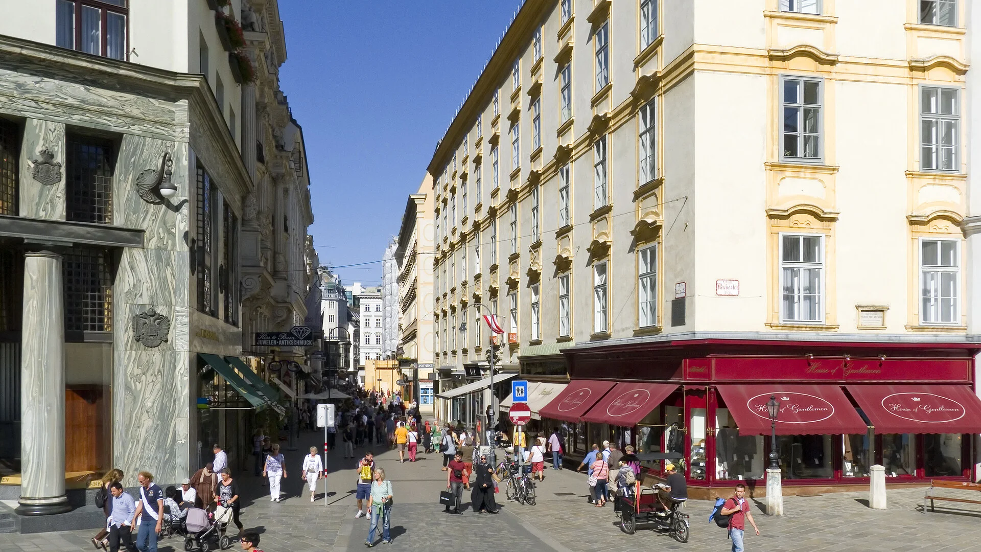 Die elegante Einkaufsstraße Kohlmarkt in der Inneren Stadt Wiens, die zur Kuppel der Hofburg führt