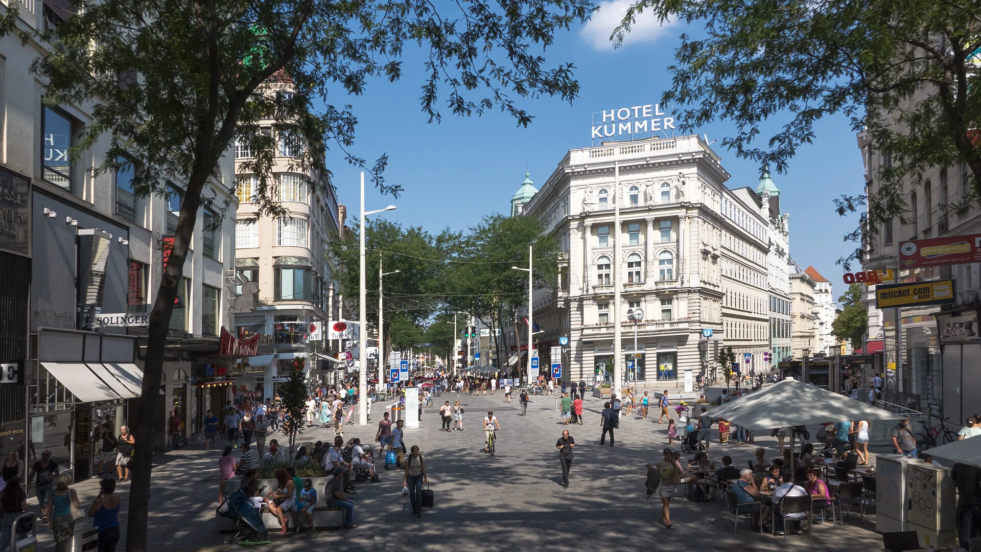 Einkaufende auf der Mariahilfer Straße, der Haupteinkaufsstraße an der Grenze der Wiener Bezirke Neubau und Mariahilf